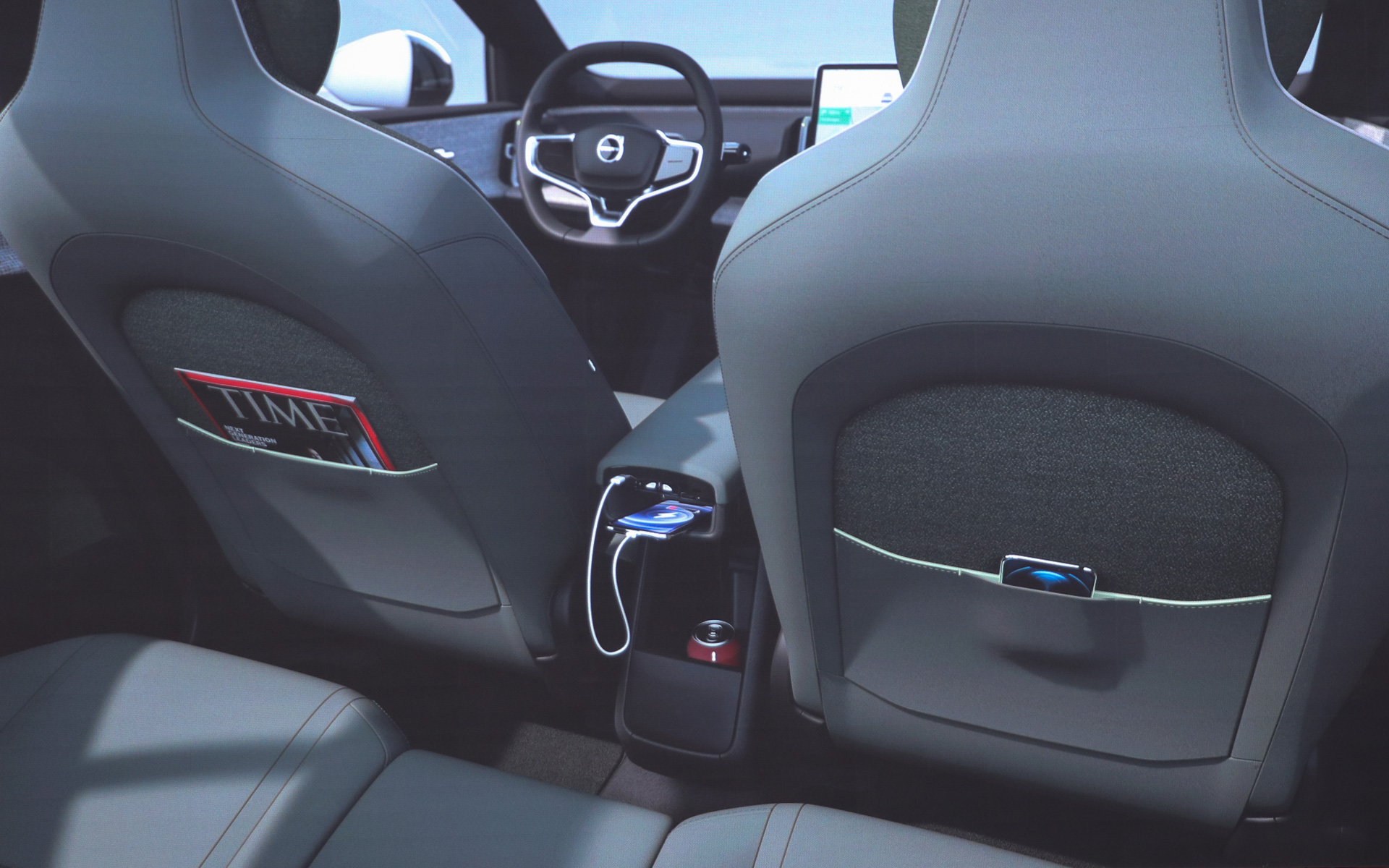 後席用にも使い勝手のよい収納や機能を備える