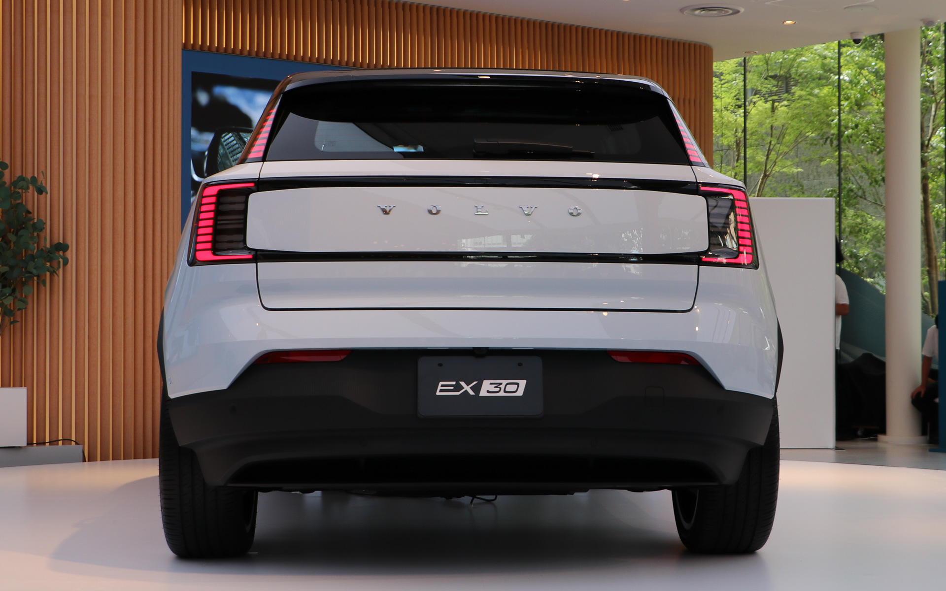 テールゲートのエンブレムは「VOLVO」のみ