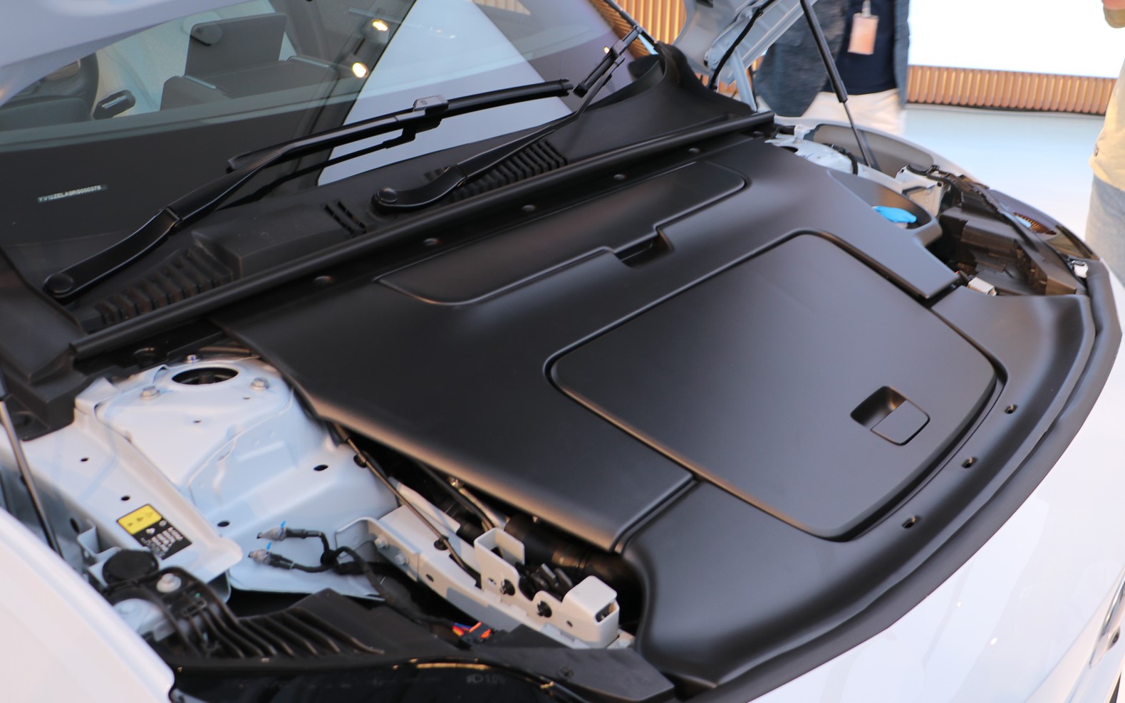 ボンネット内部