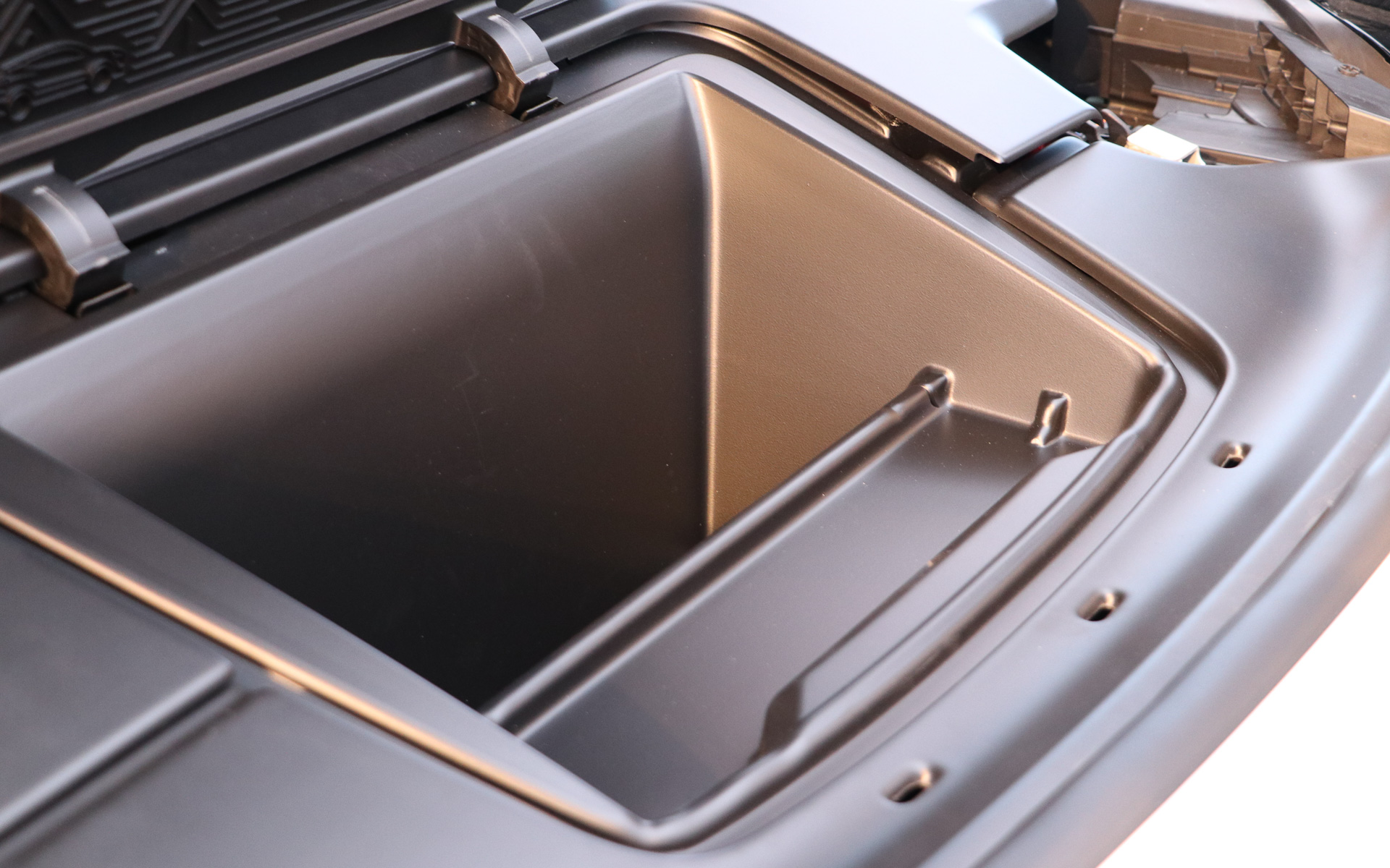 ボンネット内部に充電コードをしまうスペースを用意