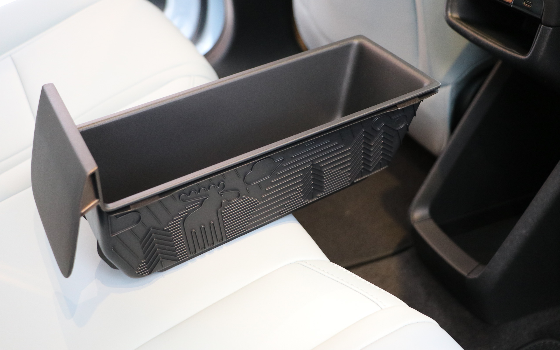 収納トレーは脱着式で丸ごと洗うことも可能。側面にはスカンジナビアを感じさせるヘラジカのイラストが入る