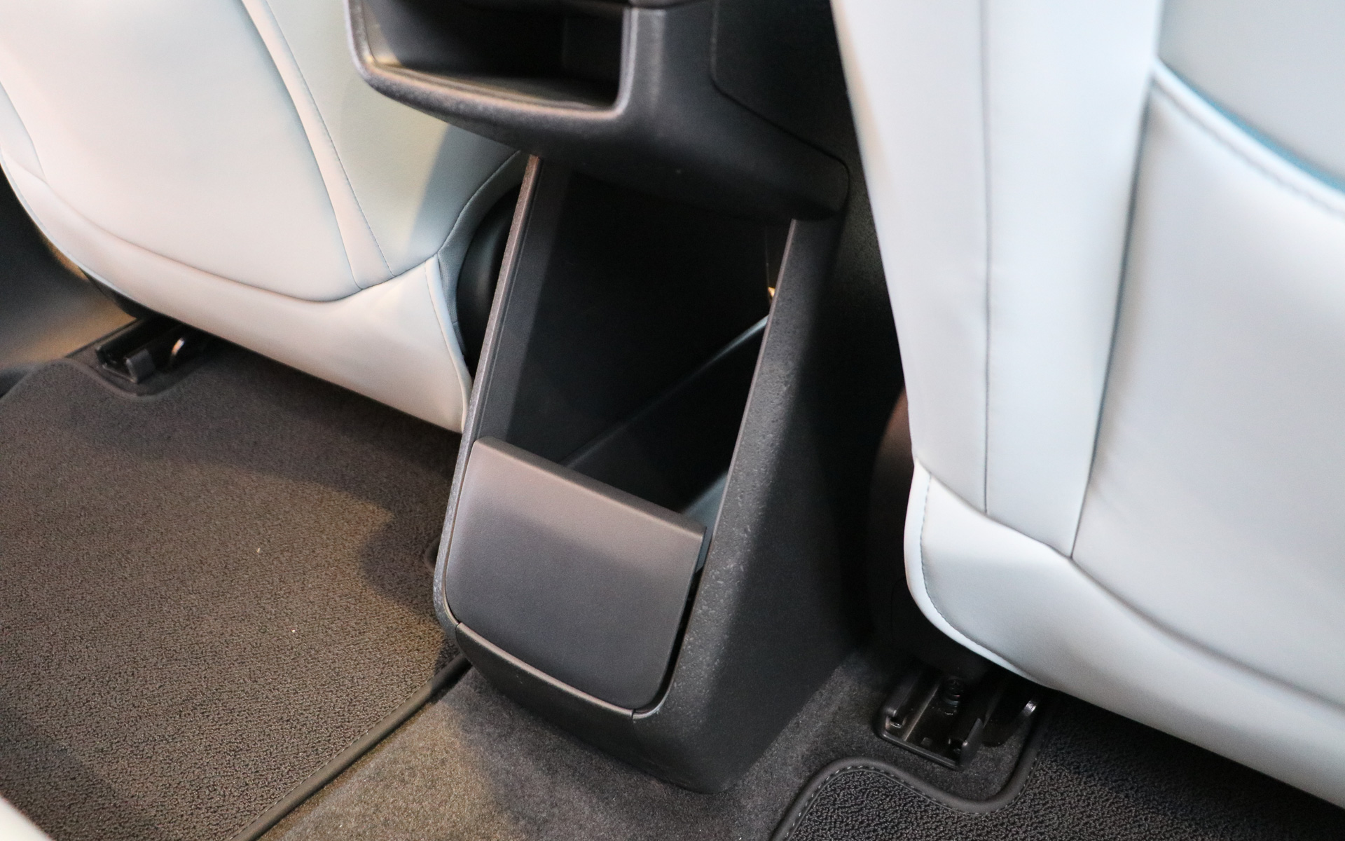 センターコンソールの後ろ側には収納トレーを内蔵