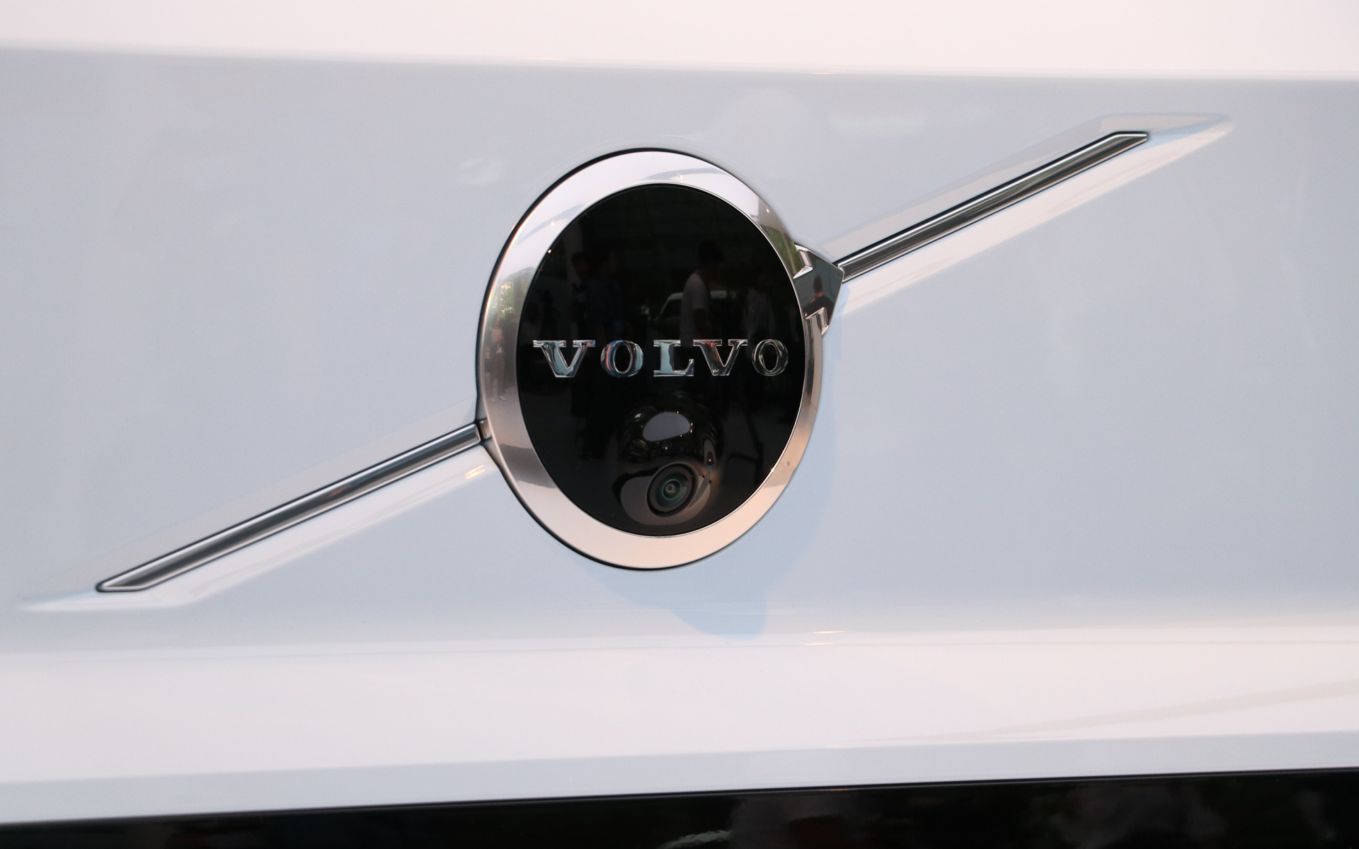 グリル部分のロゴにはカメラを内蔵