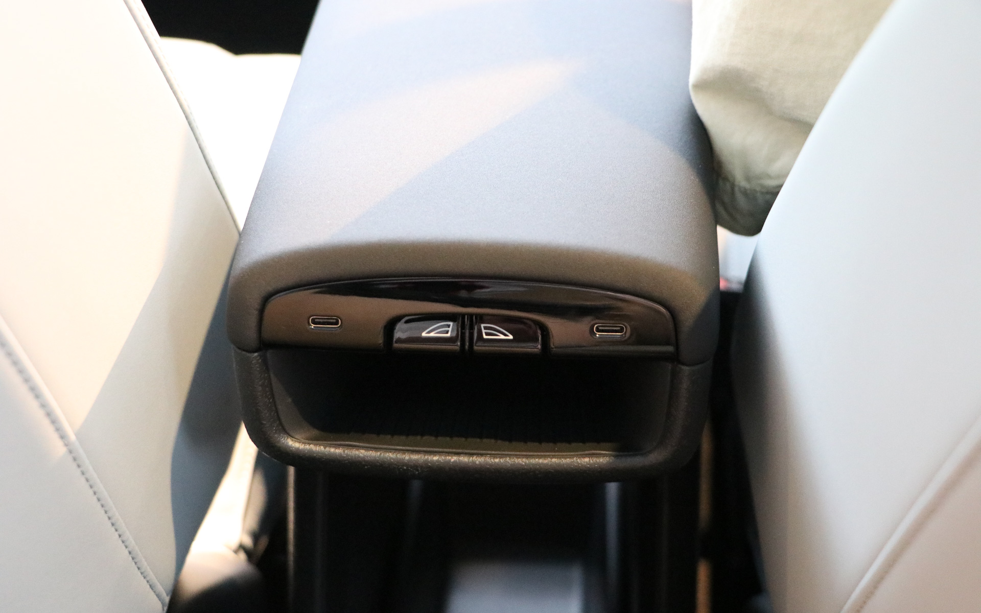 後席のウィンドウスイッチとUSBポートもセンターコンソールに集約