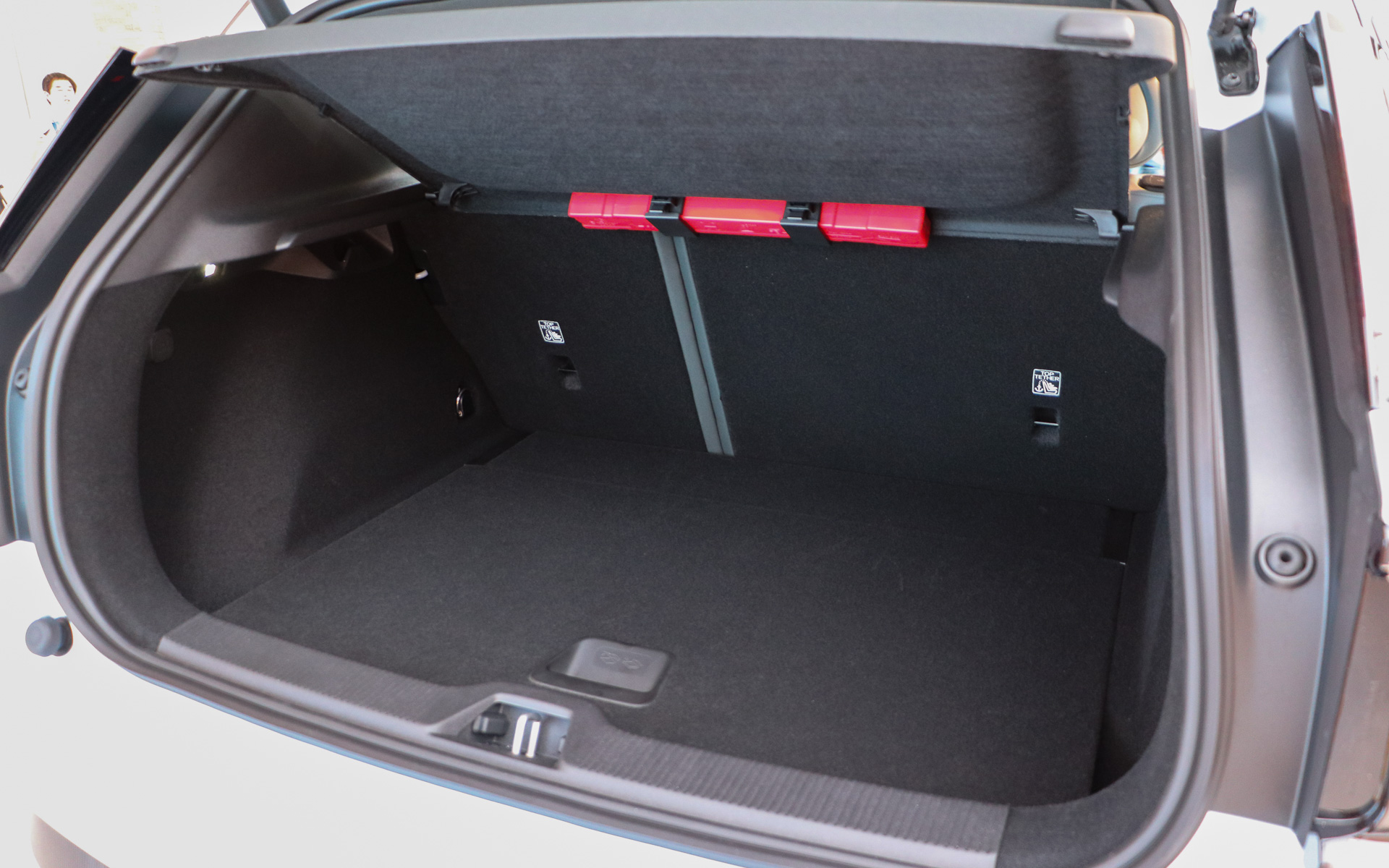 ラゲッジスペース。パワーテールゲートも標準装備