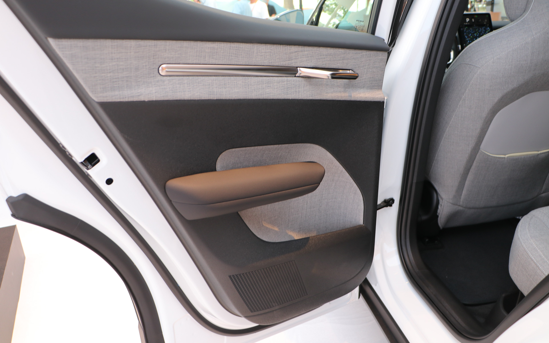 リアドアは音のバランスを考慮してスピーカーを内蔵している