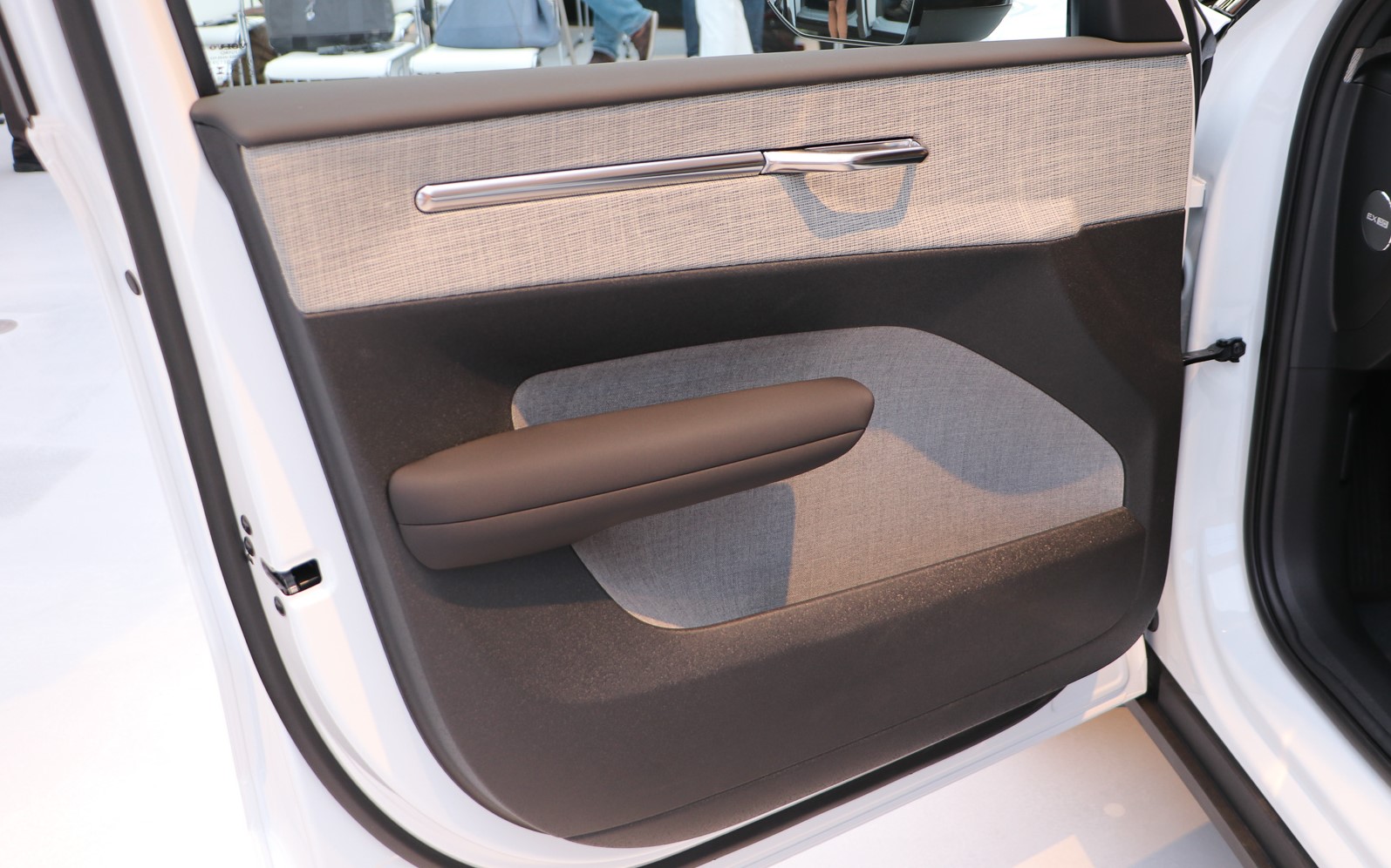 フロントドアはスピーカーを廃止したことで収納部分を最大化