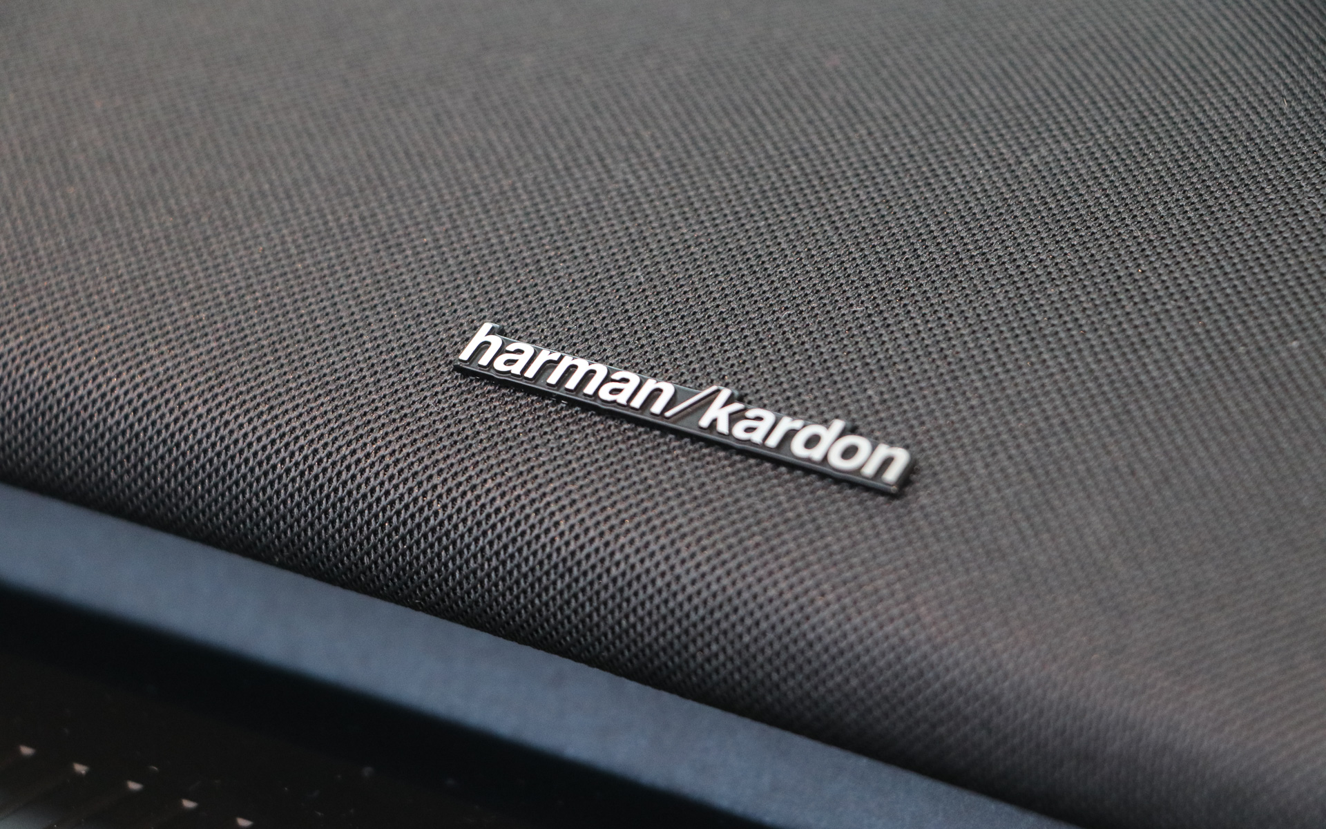 オーディオはharman/kardon（ハーマンカードン）製の1040Wプレミアムサウンド・オーディオシステムを採用。ダッシュボードのサウンドバー（5スピーカー）を含め計9個のスピーカーを搭載する