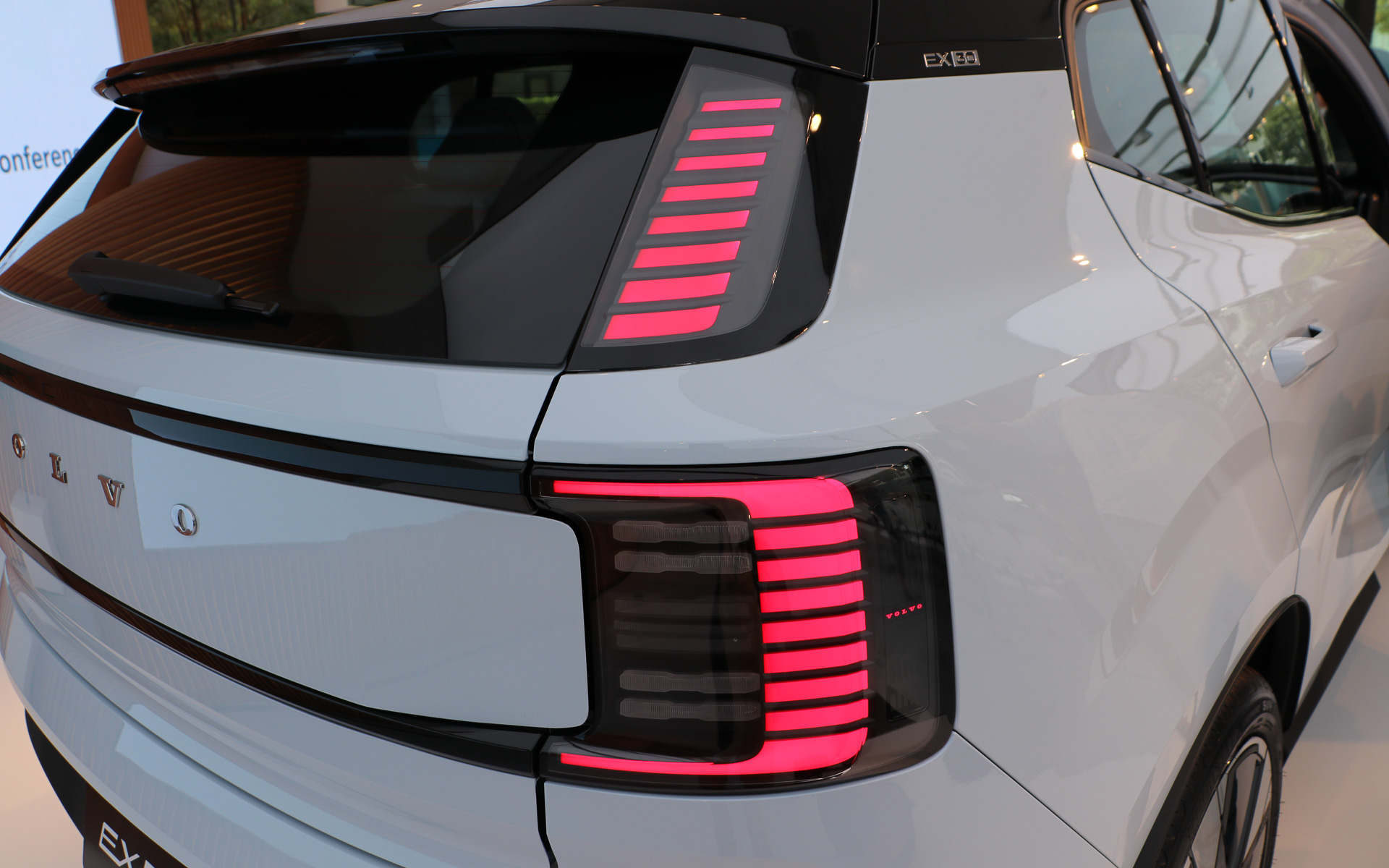 ブランドアイデンティティである「C型グラフィック」と「縦型ランプ」のコンビネーションを継承