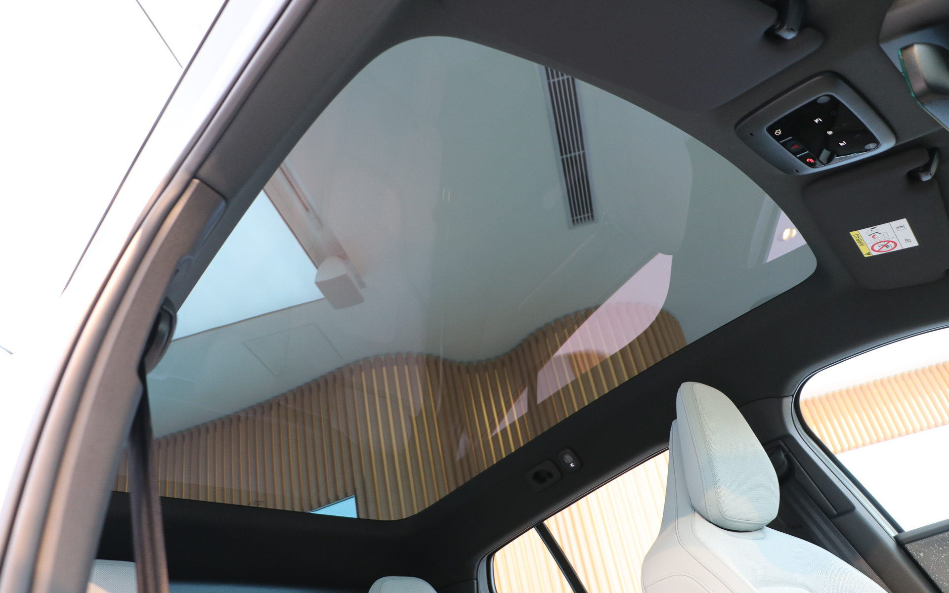 パノラマ・ガラス・ルーフは標準装備