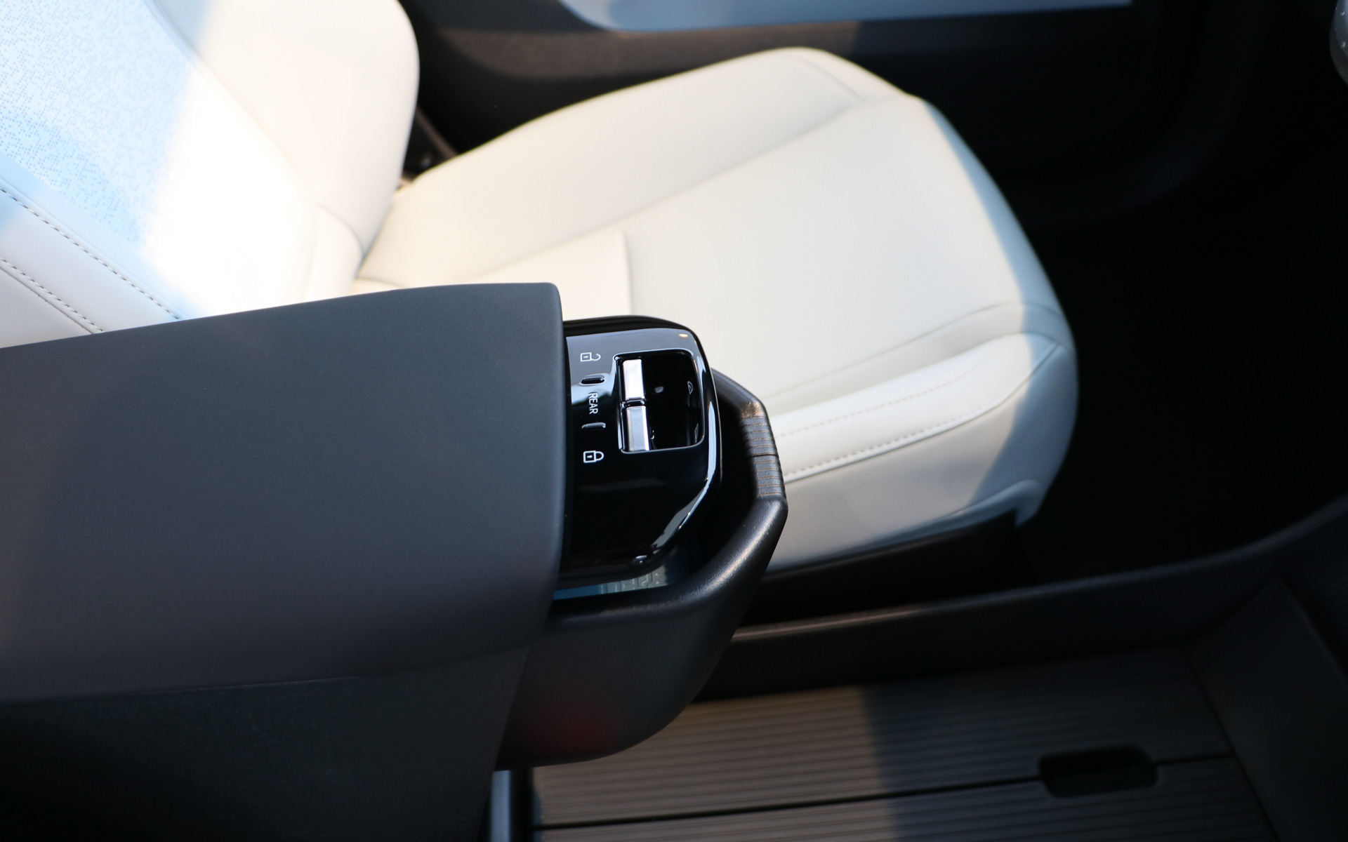 前席のウィンドウスイッチと施錠開錠スイッチはセンターコンソールに配備