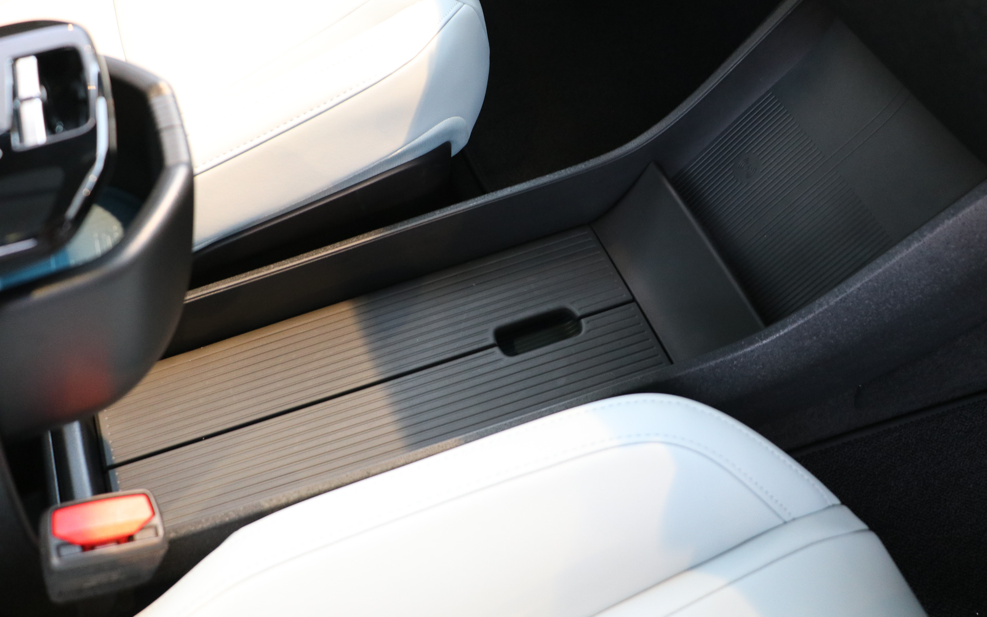 センターコンソールの前方にはワイヤレス充電を備える