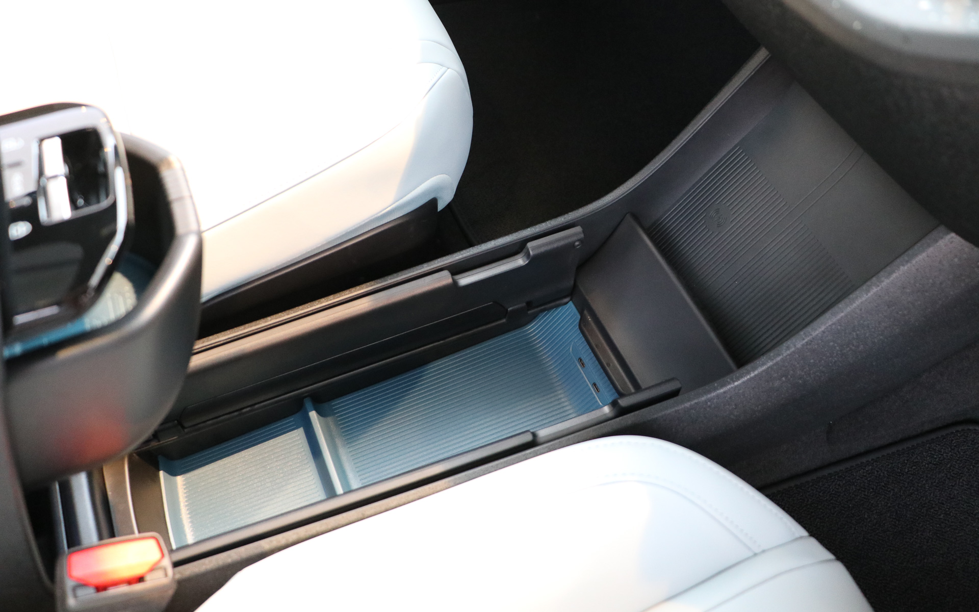 二重底になっていて、下段にはUSBポートを2つ完備