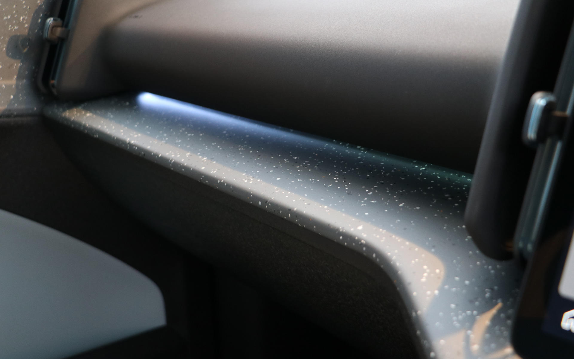 アンビエントライトを搭載（5テーマあり）