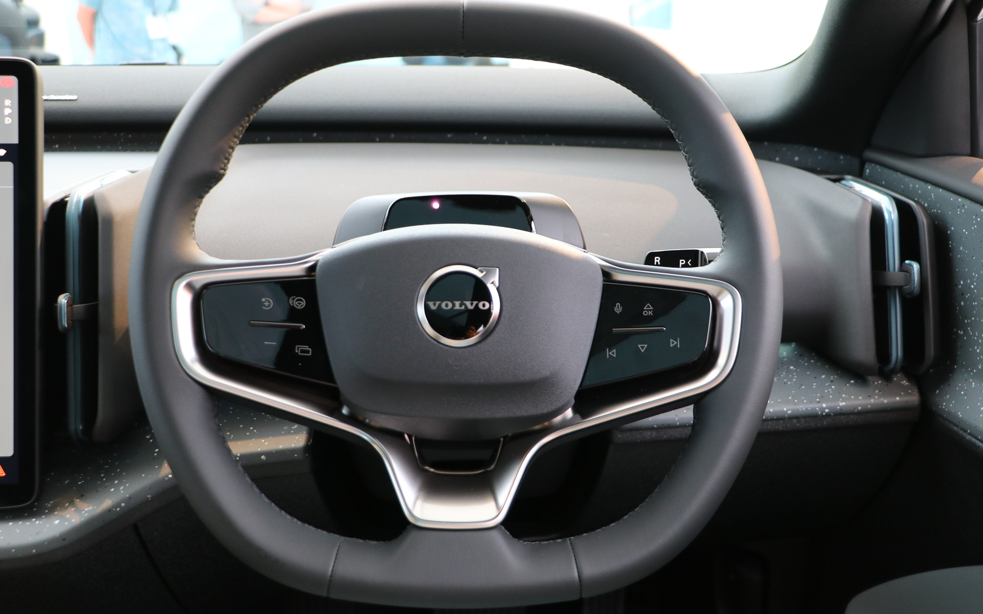 ステアリングはヒーター内蔵。コラムの上にあるのはドライバーの状態検知に使用する赤外線センサー