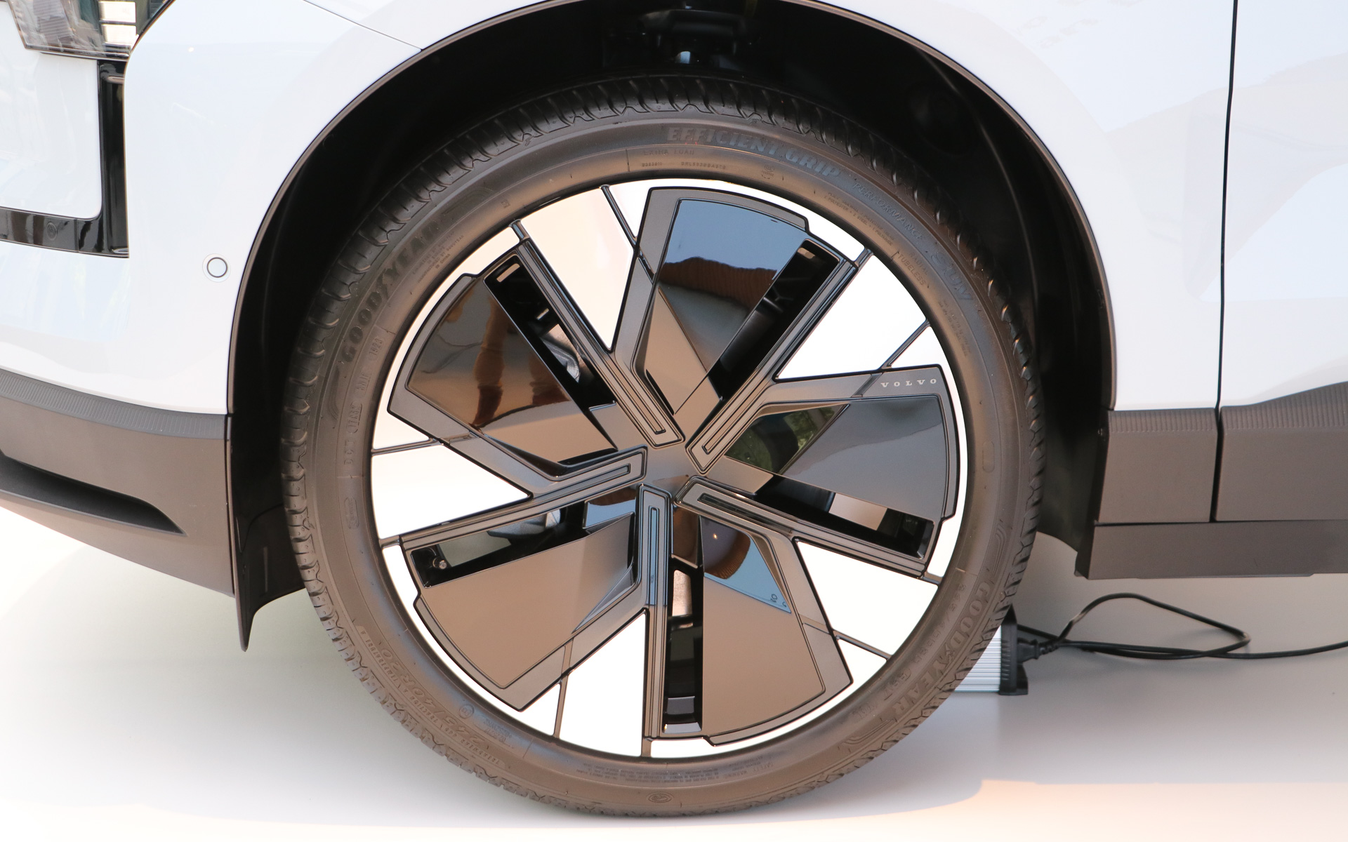 展示車はオプション設定となるダイヤモンドカット/ブラックの5スポーク・エアロアルミホイール（8.0J×20インチ）を装着