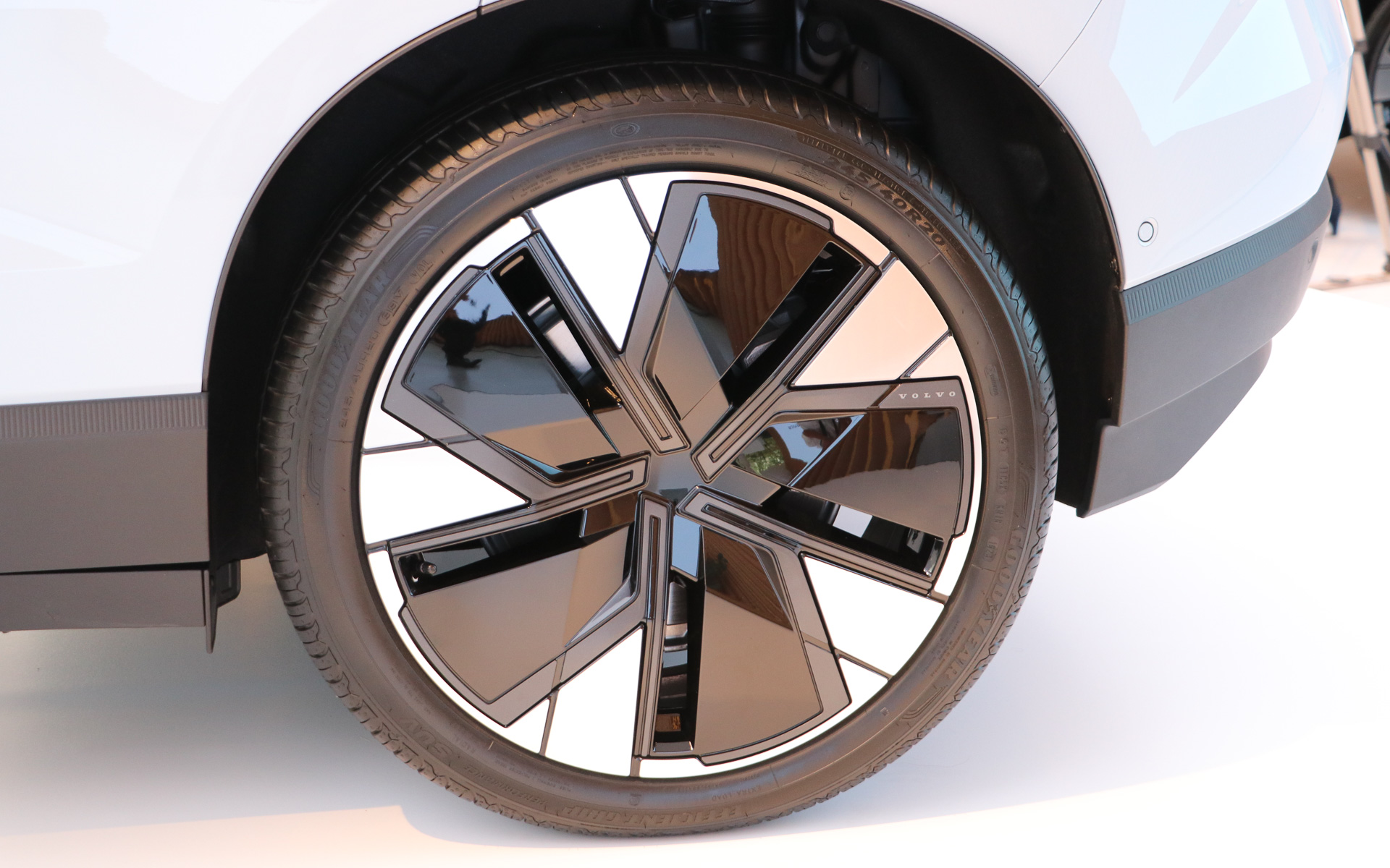 タイヤはグッドイヤーのエフィシェントグリップで、サイズは前後とも245/40R20（標準装着タイヤは245/45R19）