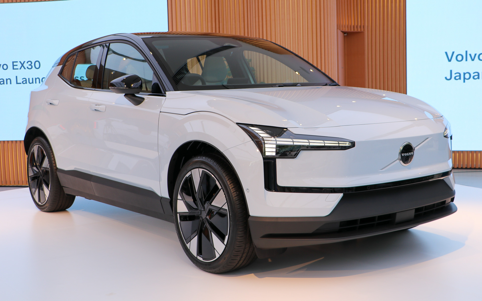 ボルボEX30。展示車両のボディカラーはクラウドブルー