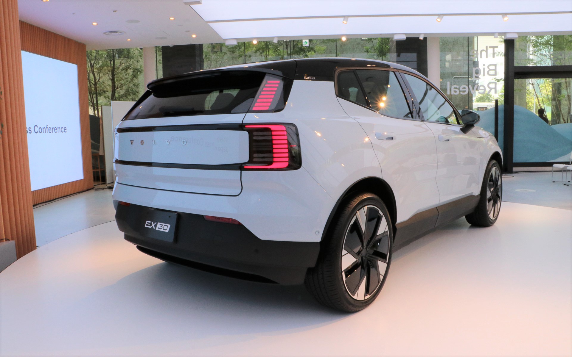 ボディサイズは4235×1835×1550mm（全長×全幅×全高）