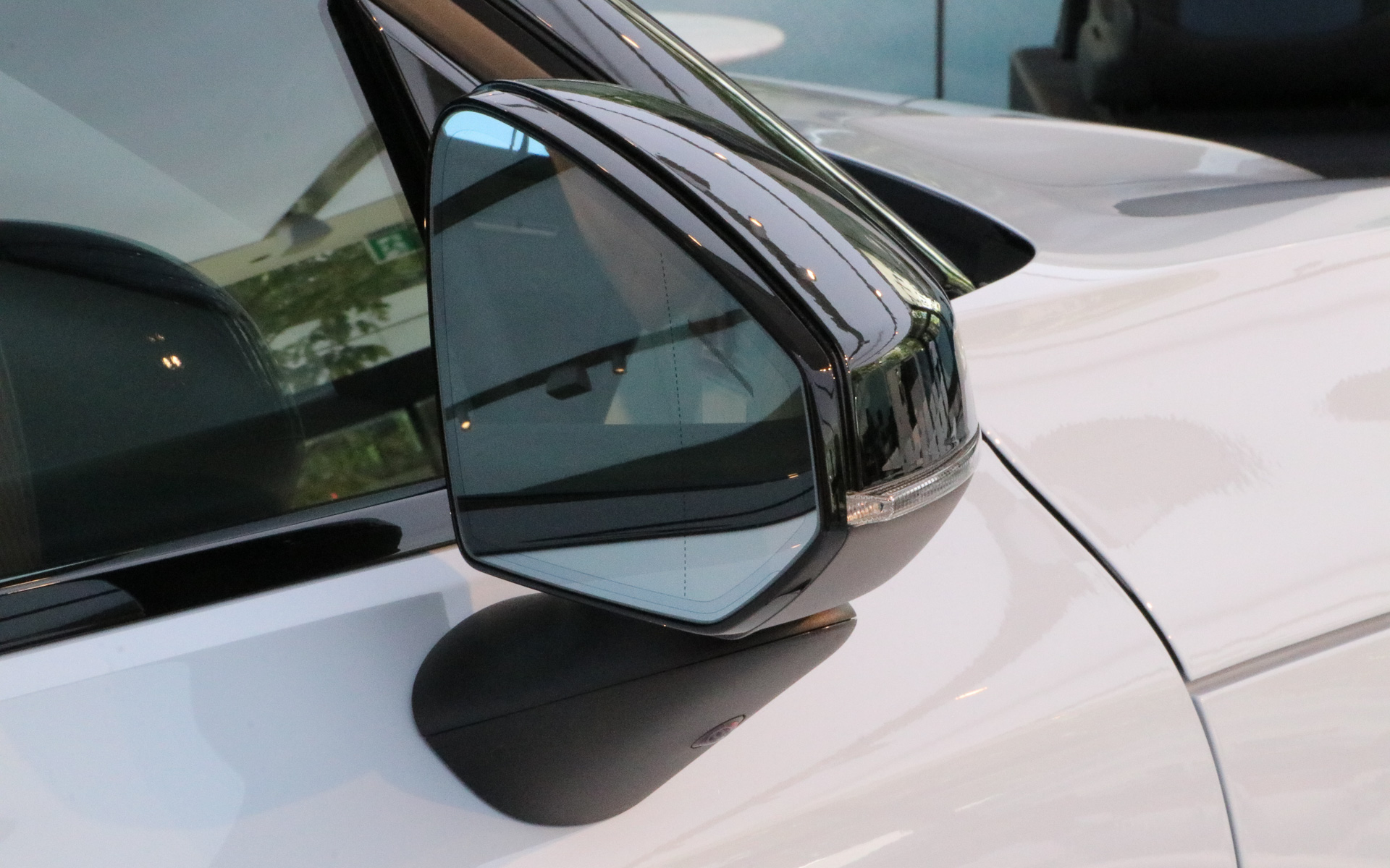 フレームレスサイドミラーを採用。雨水などは隙間に逃がす設計となっている