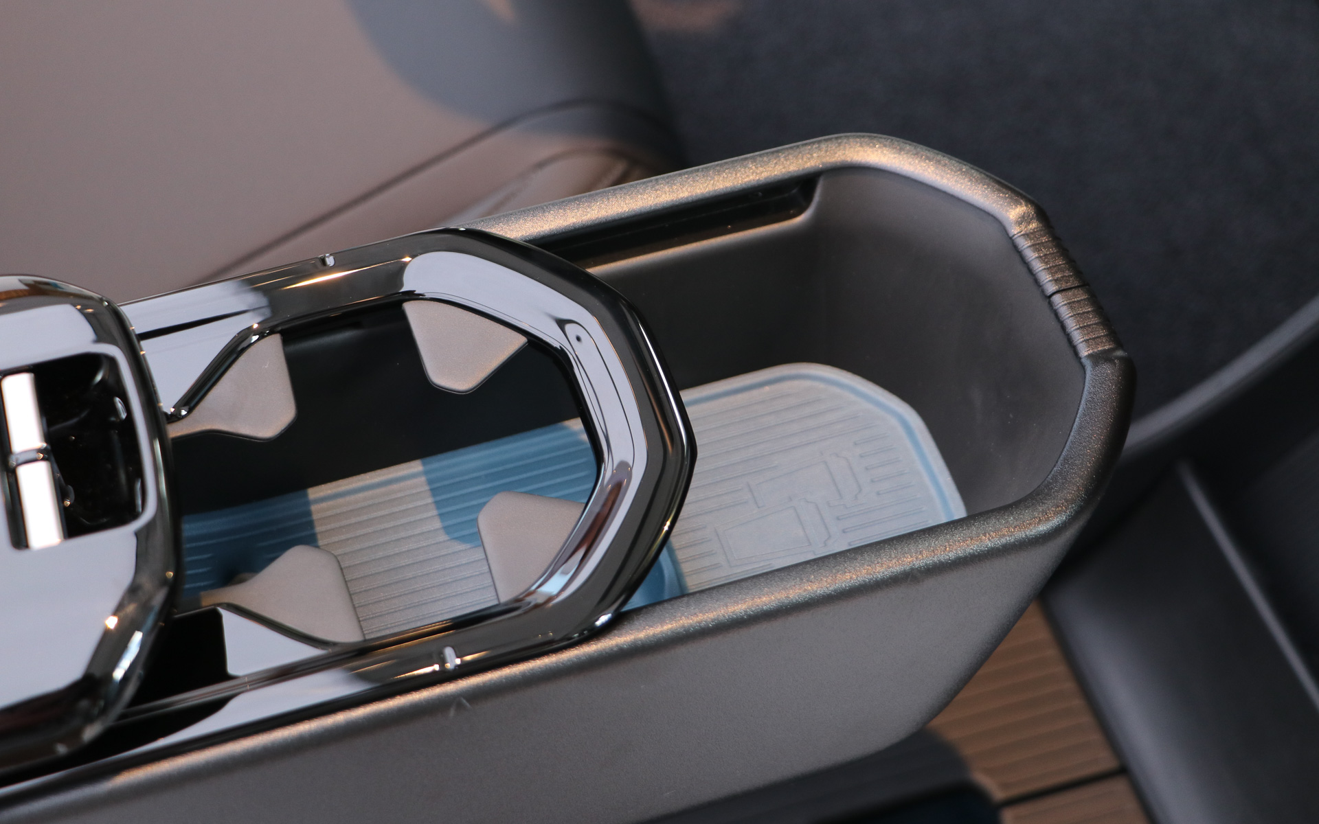 半分だけドリンクホルダーにして残りを小物入れとして利用