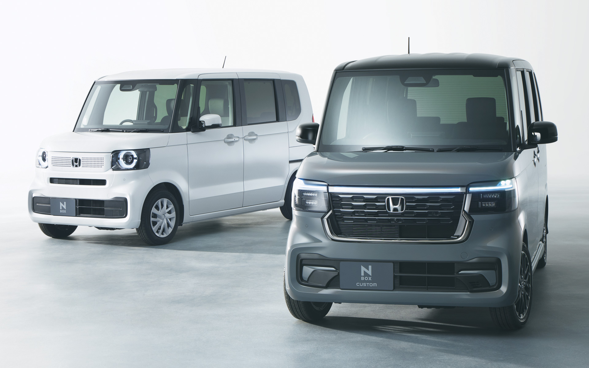 N-BOX（左）、N-BOX CUSTOM（右）