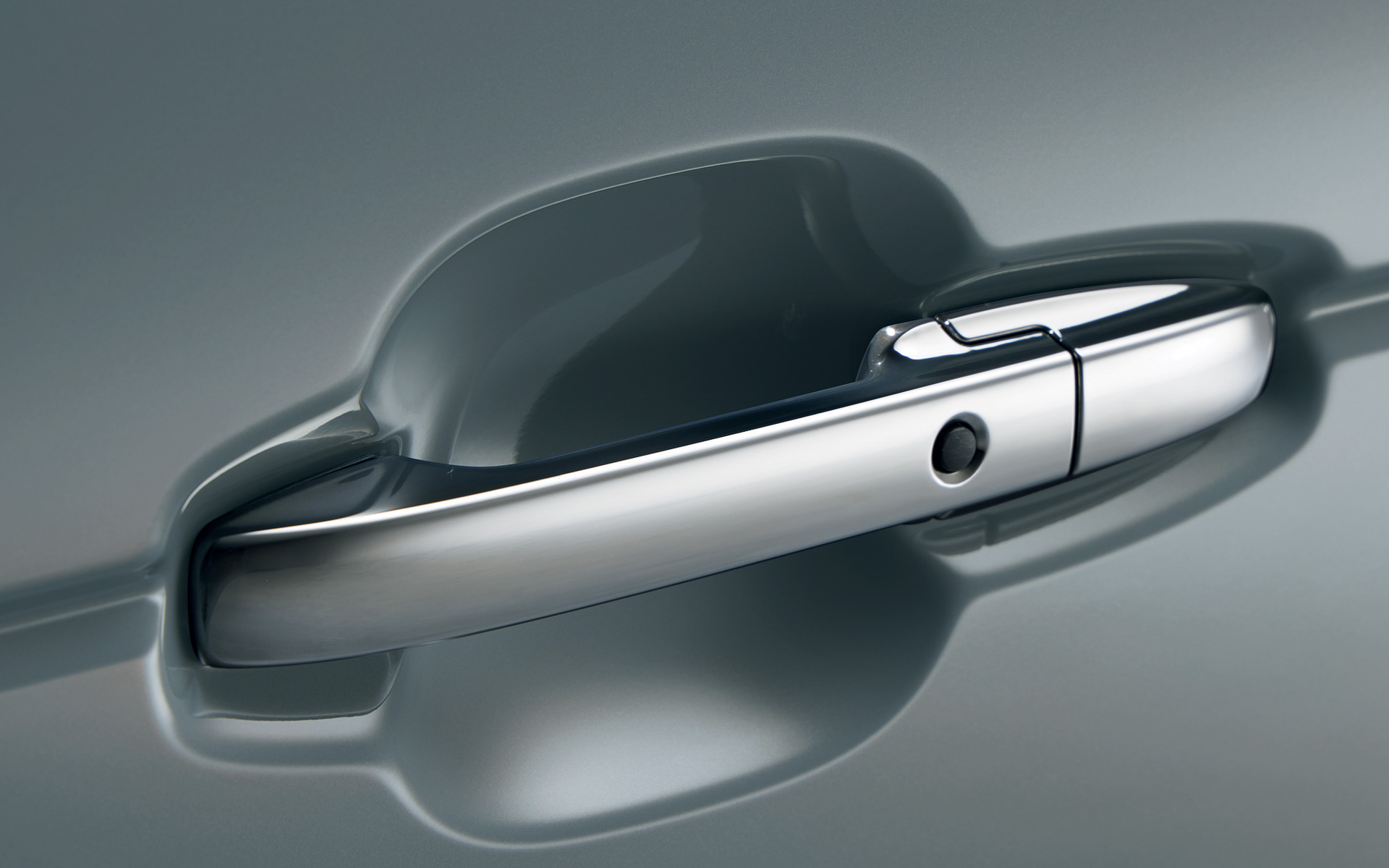 ダーククロームメッキ加飾のアウタードアハンドル