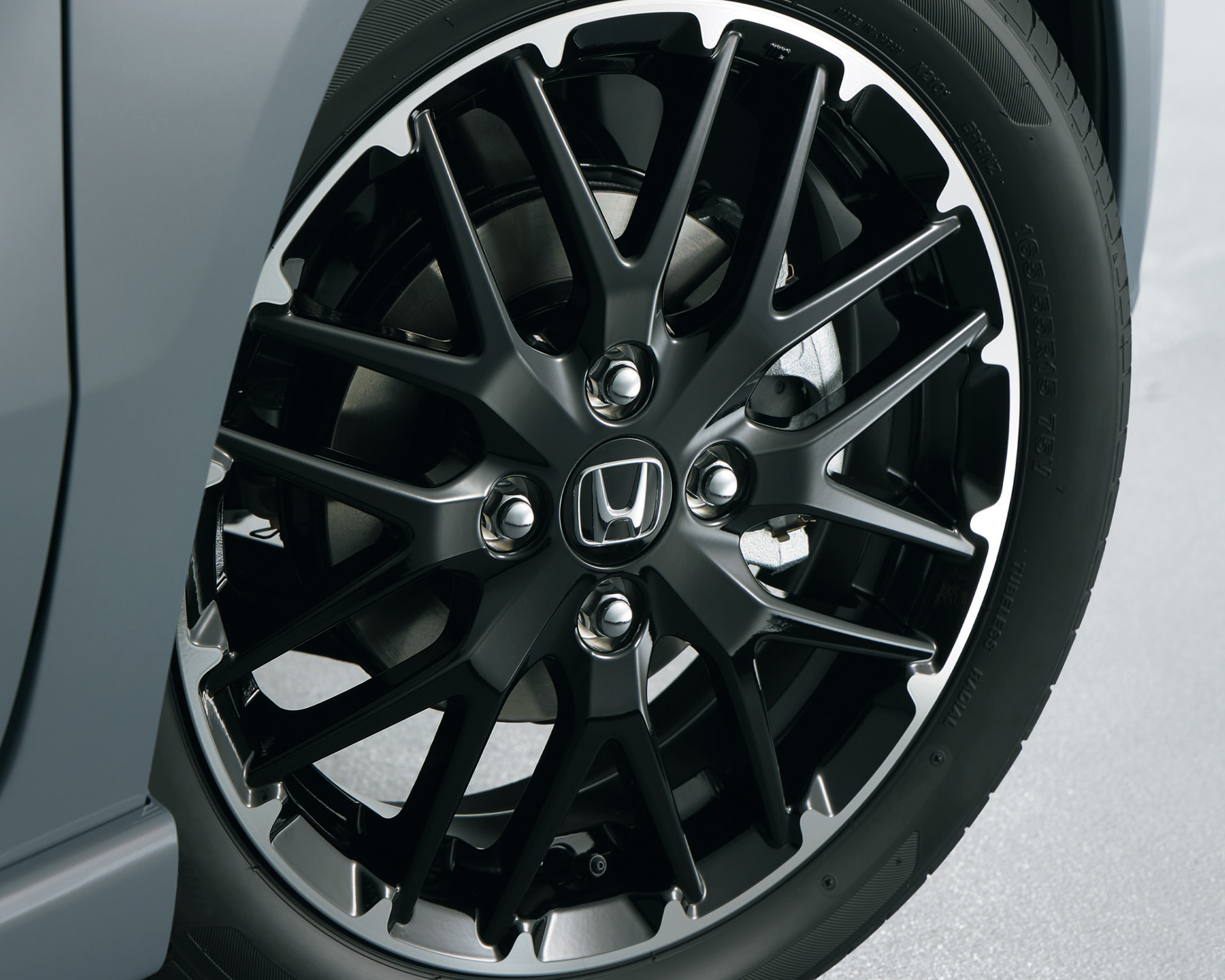 コーディネートスタイル（ターボ車）専用の15インチアルミホイール（ベルリナブラック塗装＋切削）