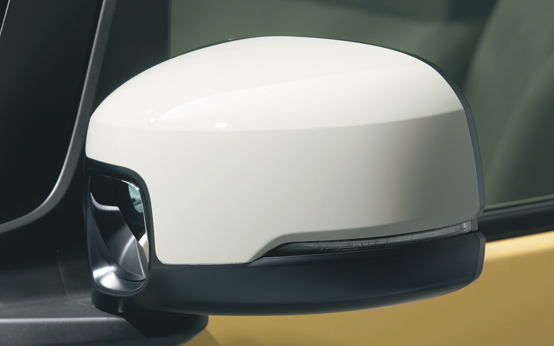 オフホワイトの電動格納式リモコンドラミラー