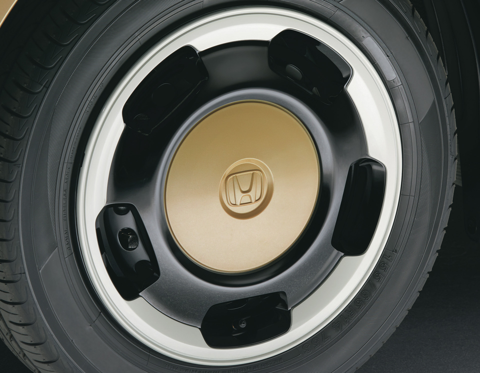 ボディ同色のフルホイールキャップ