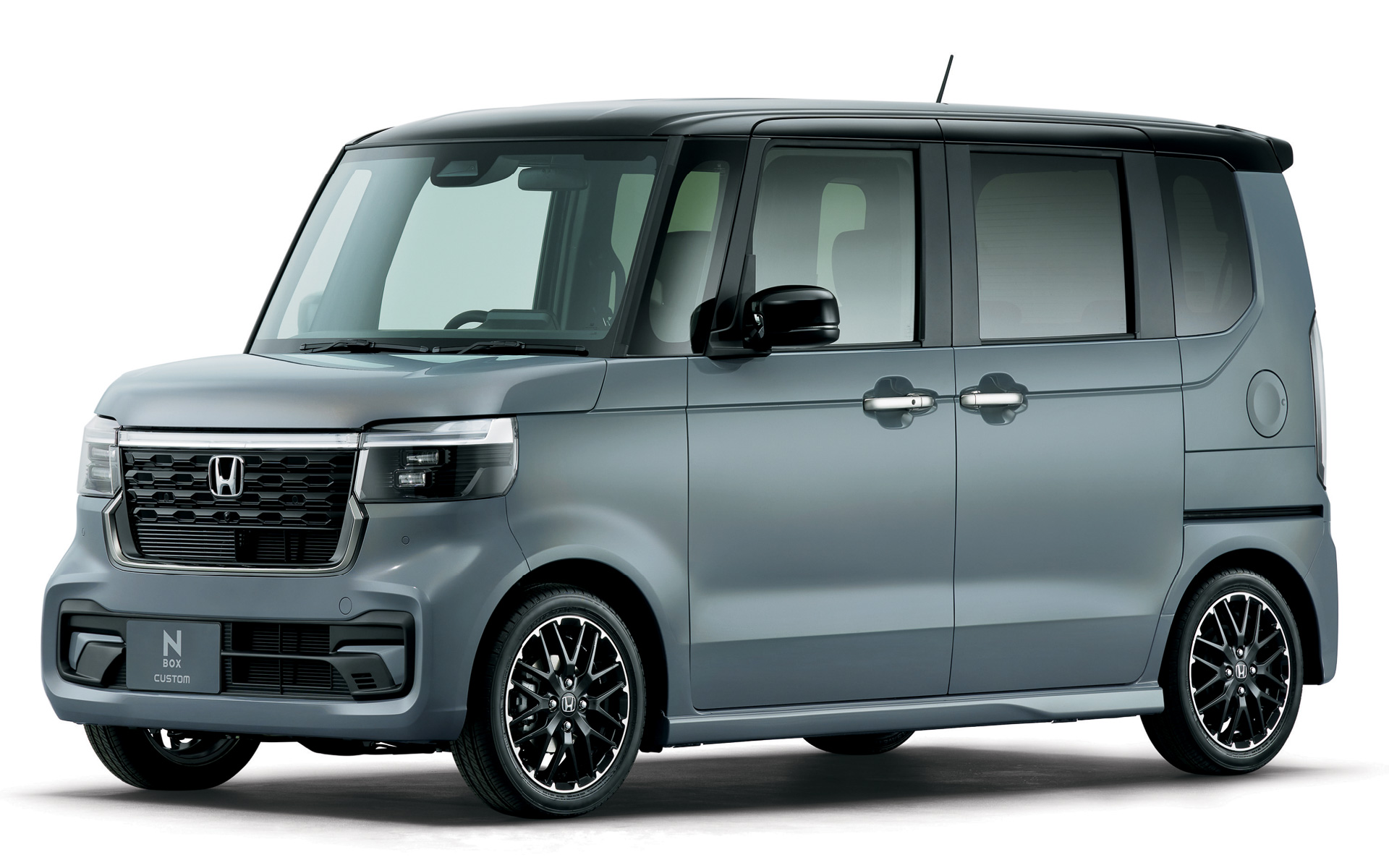 N-BOX CUSTOMの「コーディネートスタイル」。ルーフがブラックの2トーンカラー