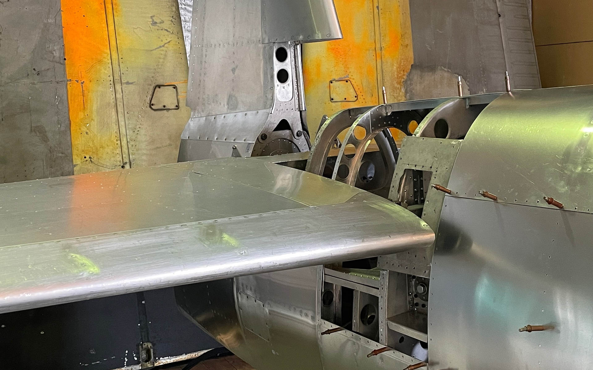 尾翼。短い距離で離昇するため、主翼は高揚力のファウラーフラップを装備しており、その揚力バランスを取るために尾翼は迎え角変更機構が備わっている