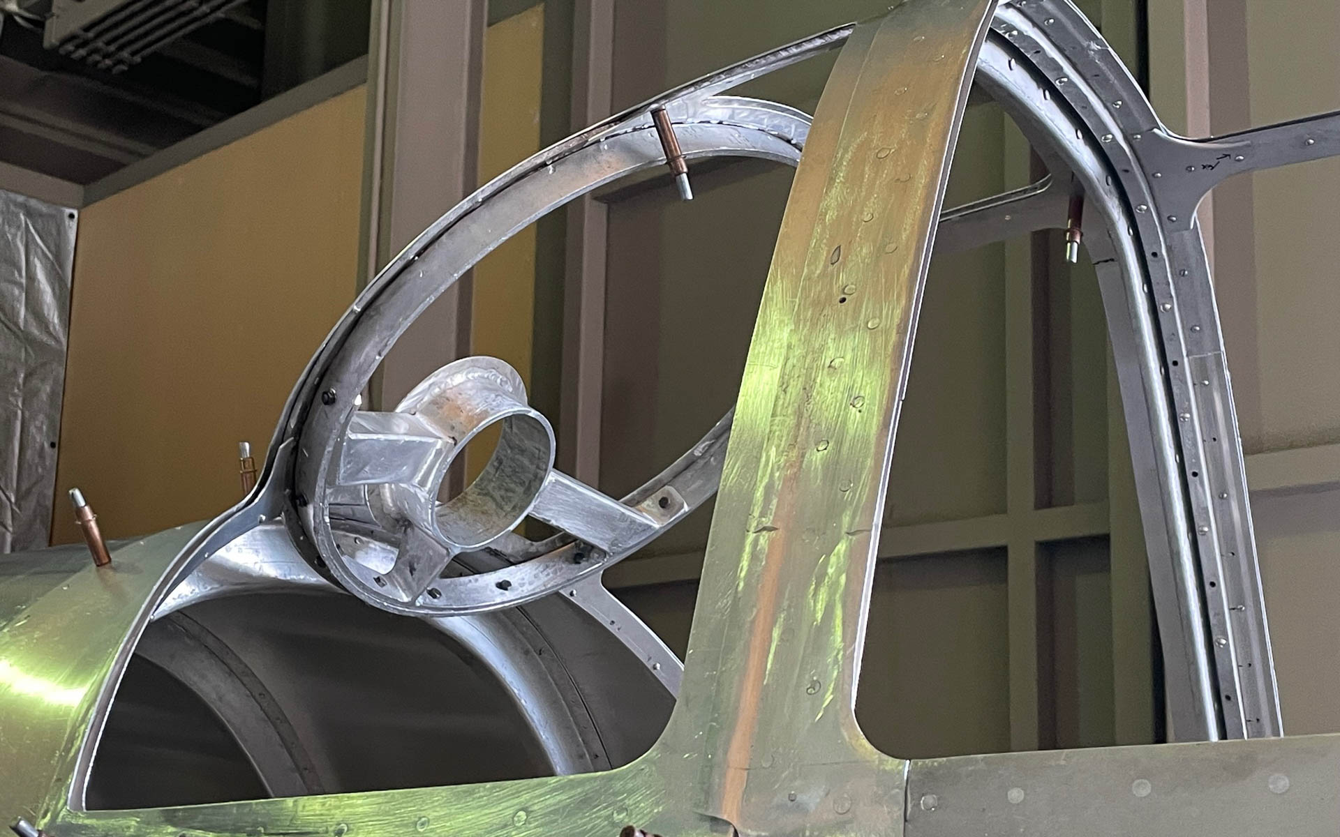 偵察員は敵戦闘機を迎え撃つ射手の役割もするので7.92mmの旋回機銃の開口部が設けられている