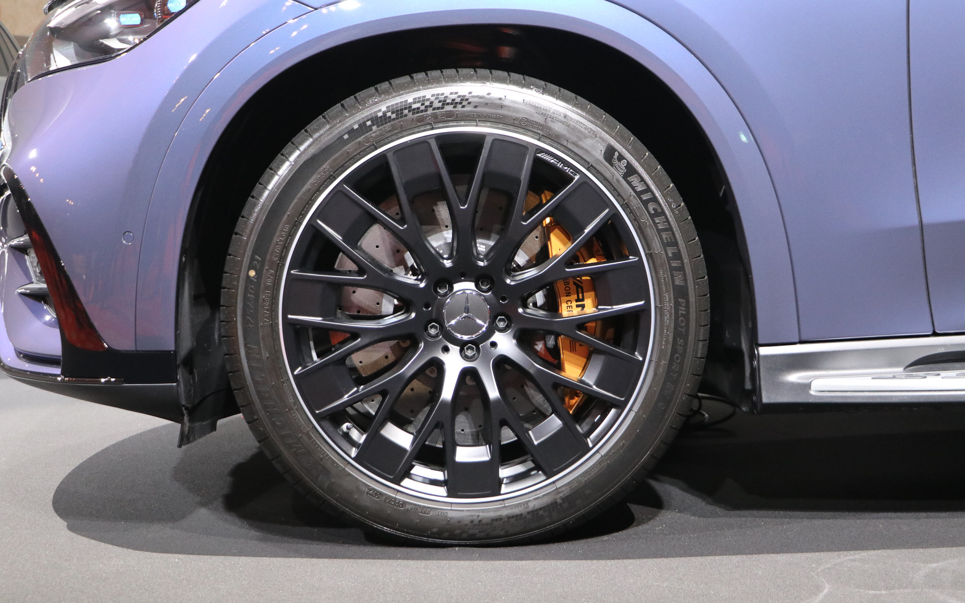 オプションのマットブラックペイント21インチAMG Yスポークアルミホイールを装着。タイヤはミシュランのパイロットスポーツEVでサイズは265/40R21