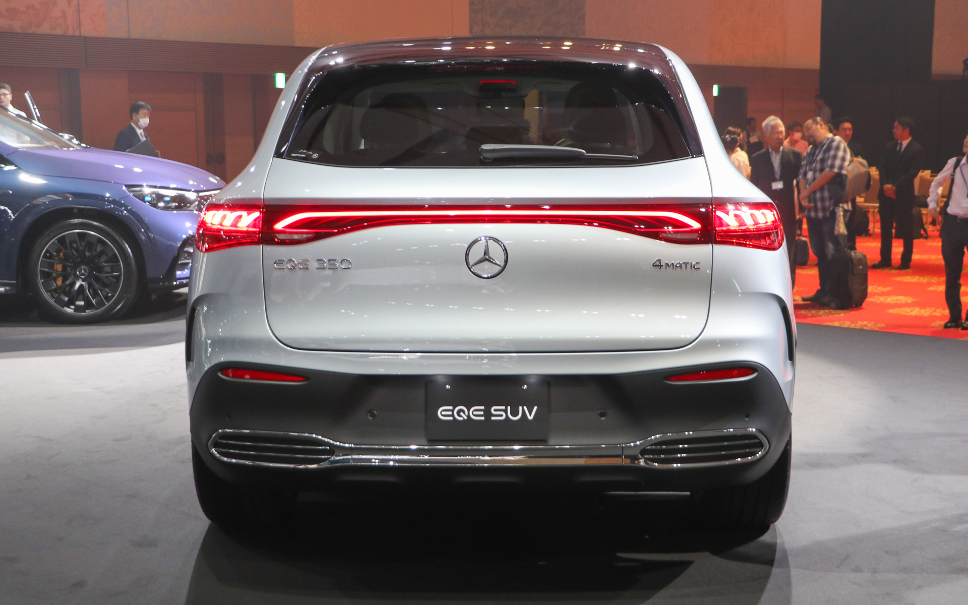 フロントグリル部分はEQシリーズの大きなブラックパネルを継承。スターパターンを採用