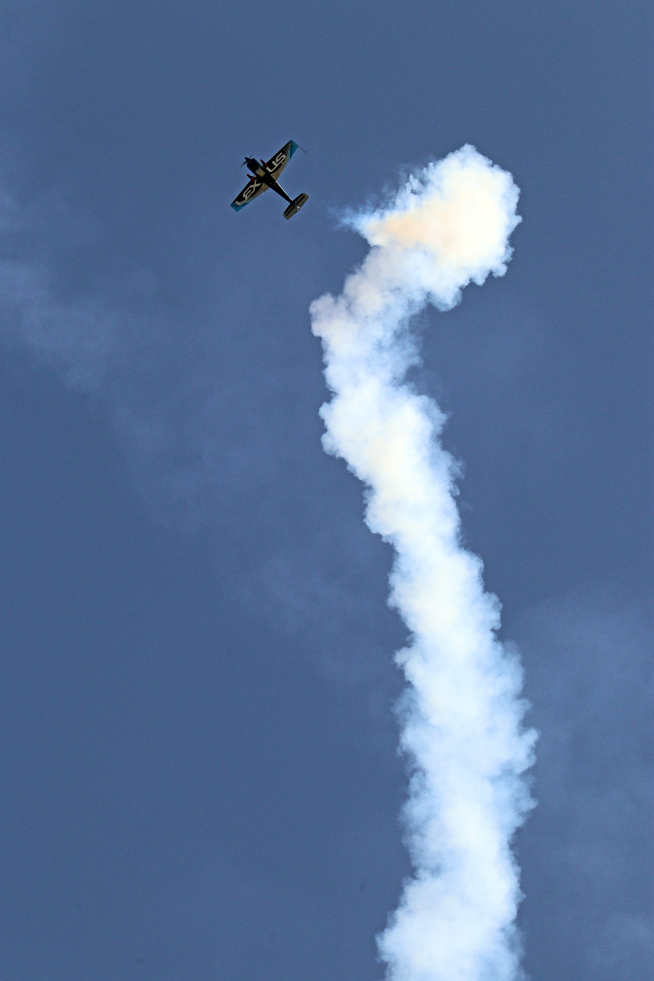 まるで無重力空間を飛んでいるような演技も！