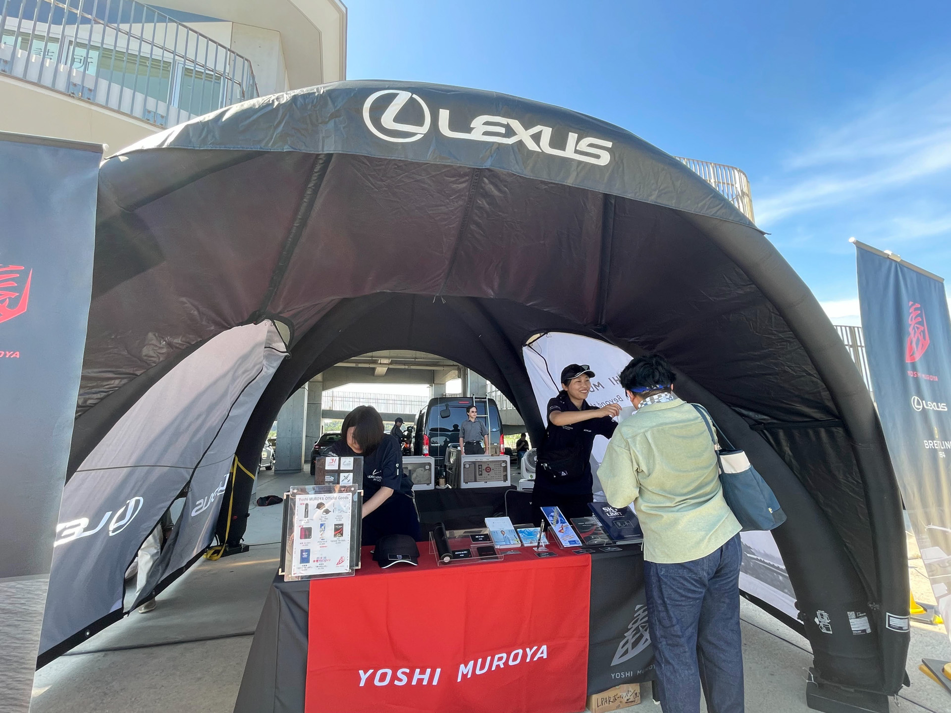 室屋選手のグッズ売り場も大盛況。コンサートやカーレースの前っぽい雰囲気かも!?