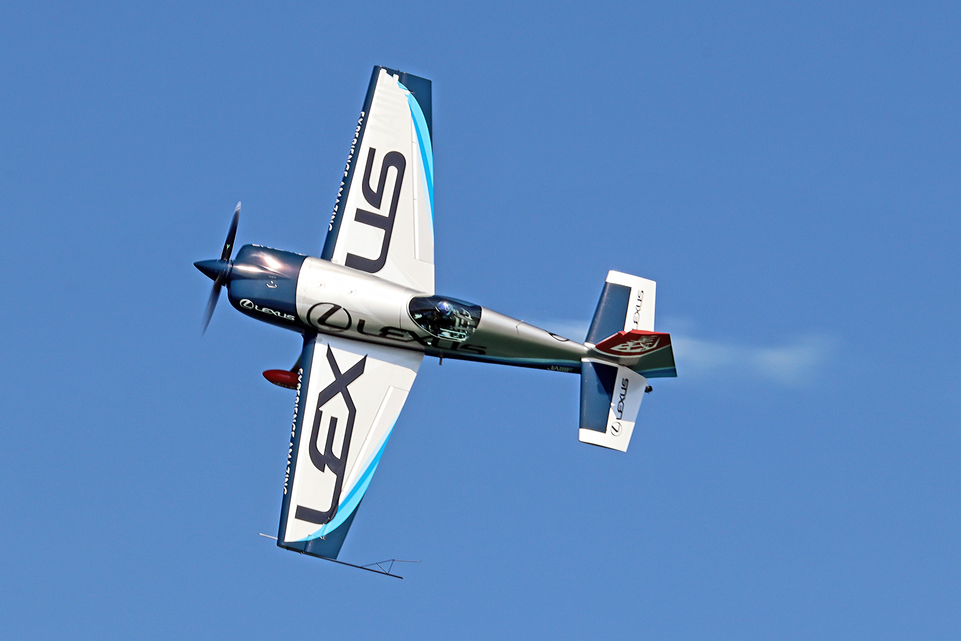 最後のローパス（低空飛行）では、キャノピー内の室屋さんの姿もハッキリ分かるほどの低さ＆低速で飛行！