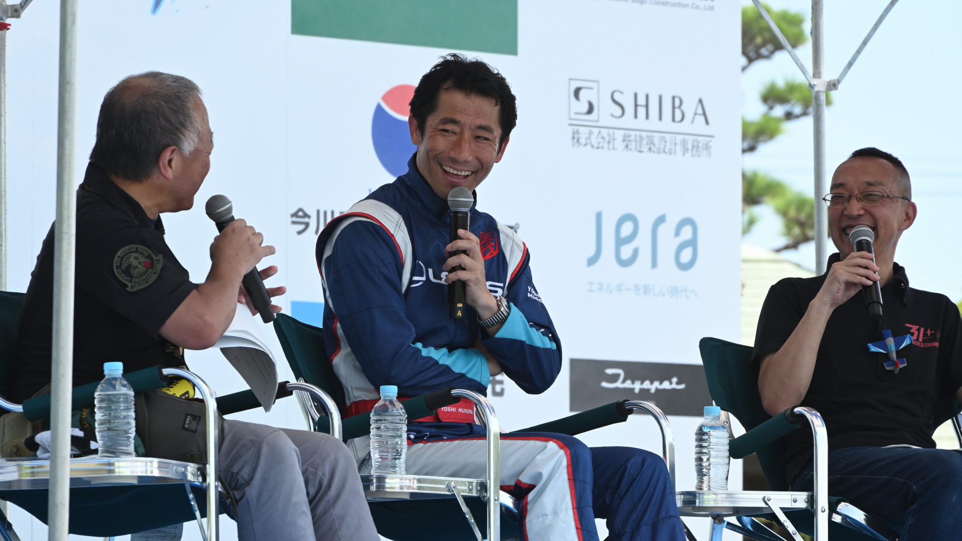 笑顔で質問に答える室屋選手。