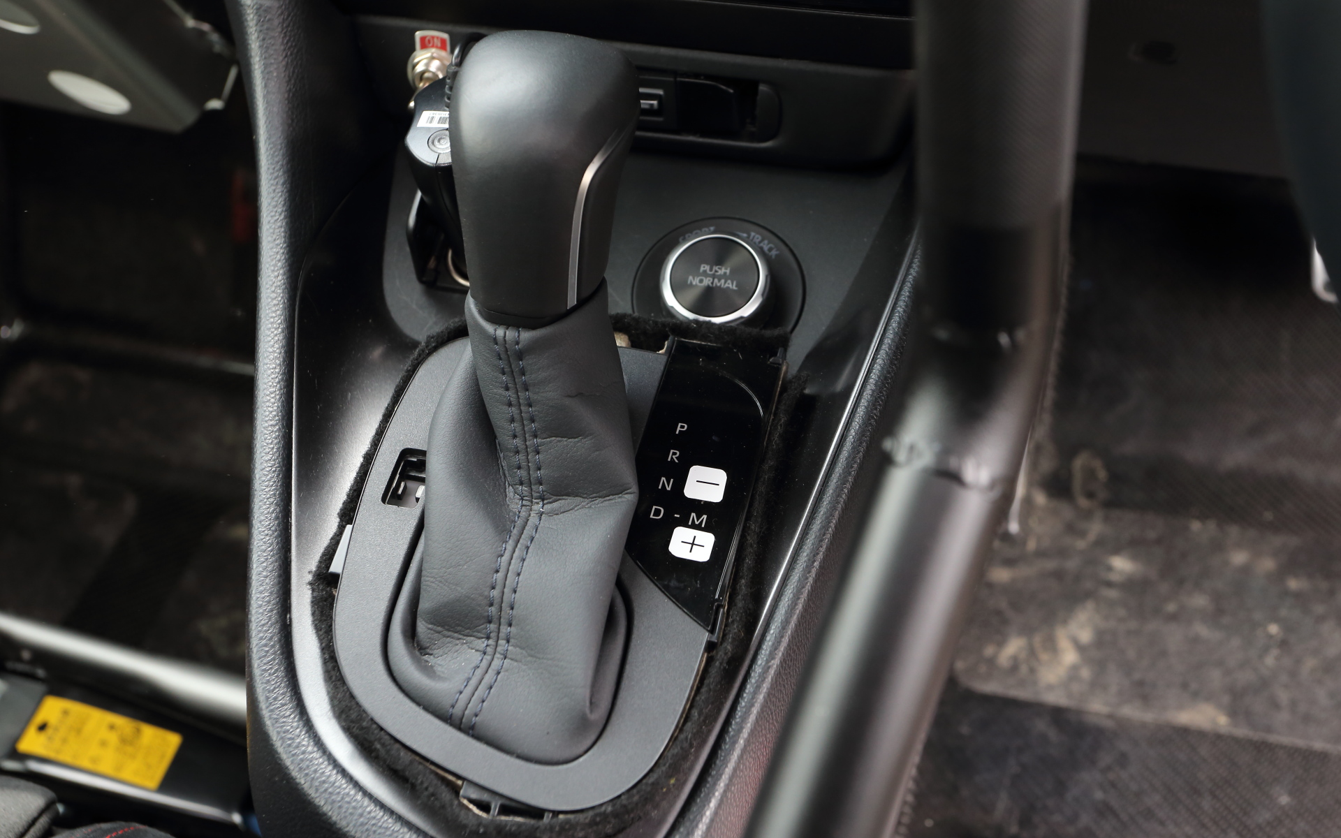 マスタードライバーである豊田章男会長の意見もあり、スポーツ用のシフト方向となった8速ATプロトタイプのセレクトレバー。マニュアル操作時のアップ/ダウンが通常のトヨタパターンと異なる。さてレーシングバージョンは？