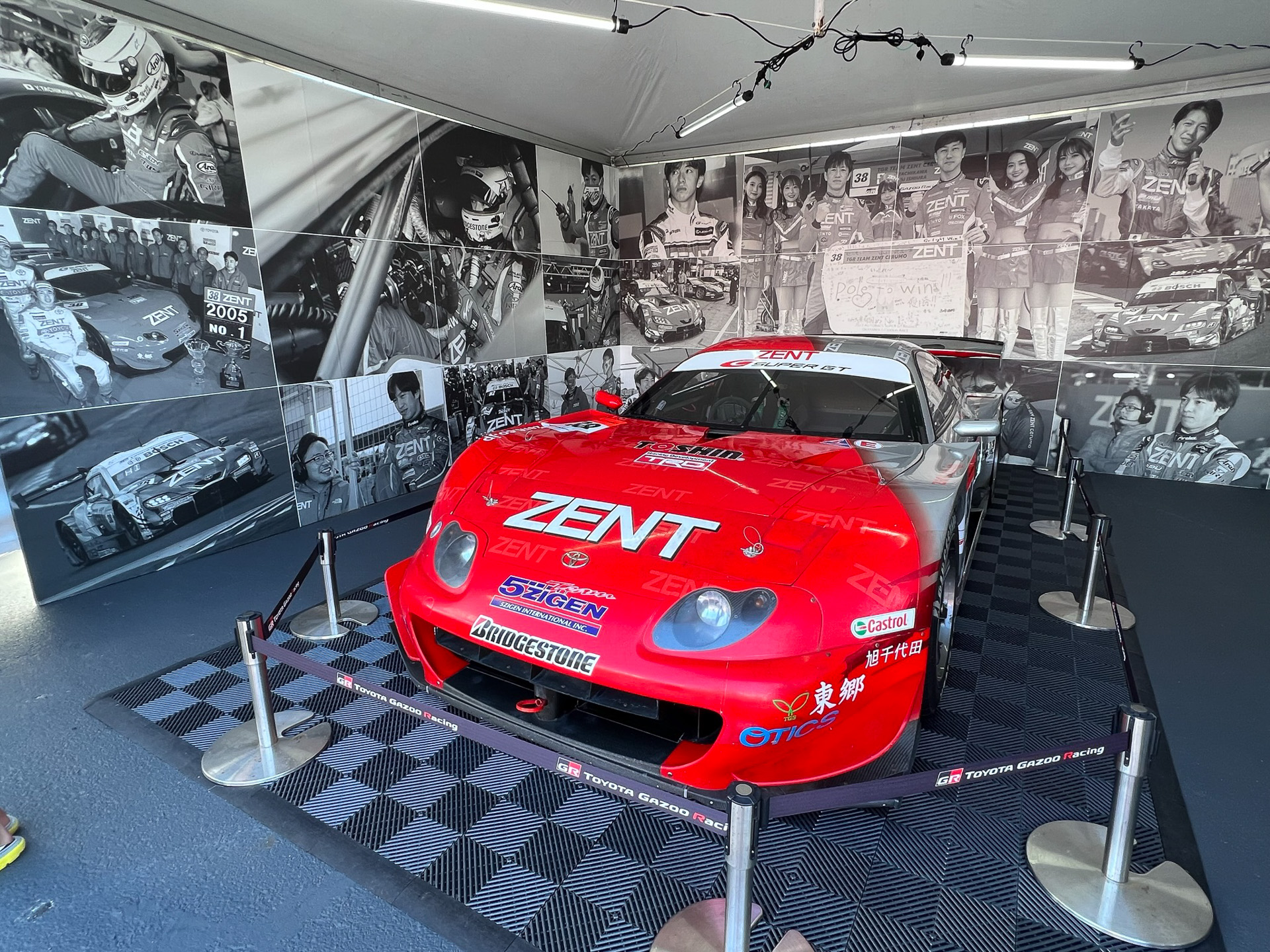 TGRブースでは立川選手の特別展示が行なわれている