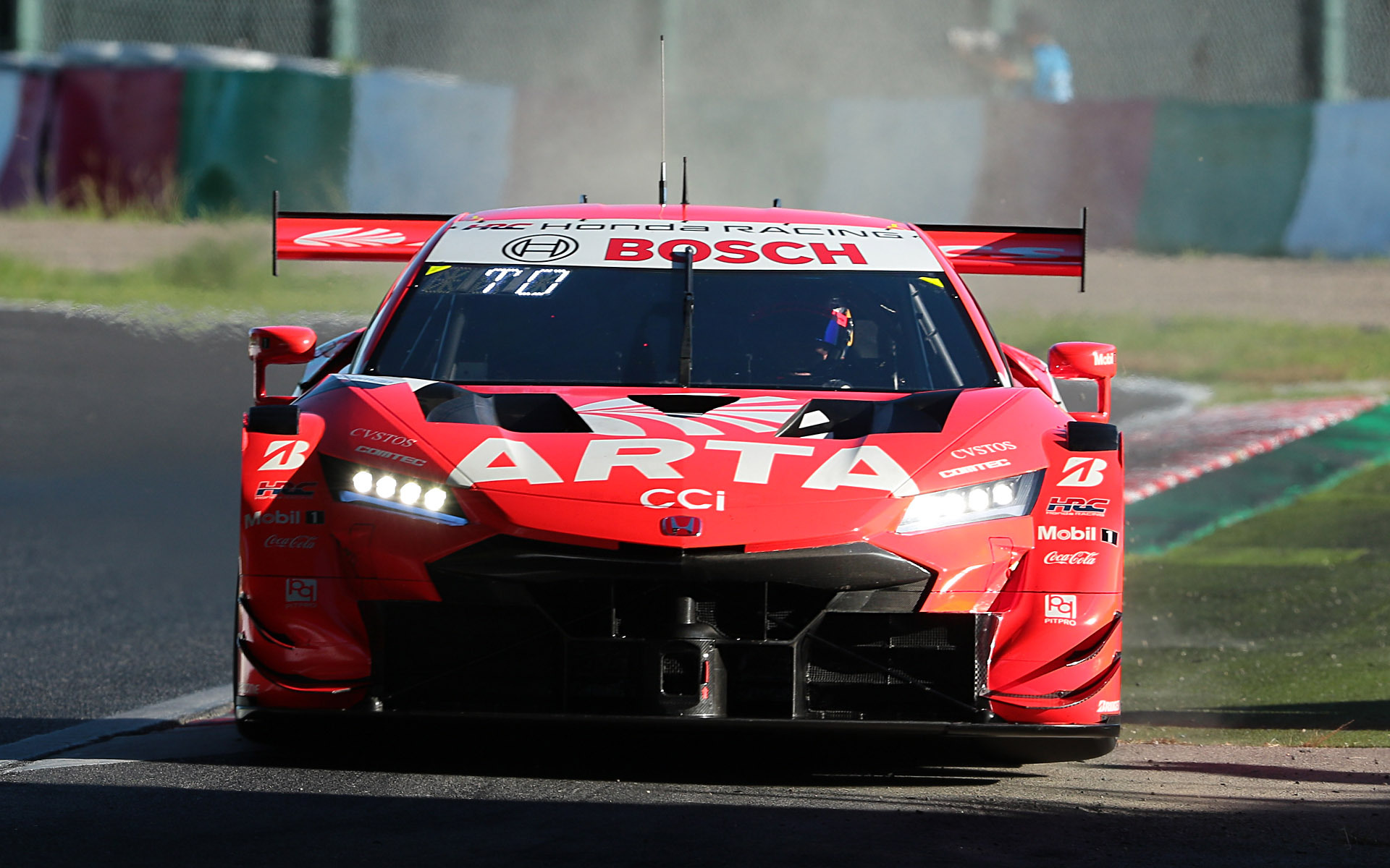 8号車 ARTA MUGEN NSX-GTがデグナーの2つ目でランオフエリアに