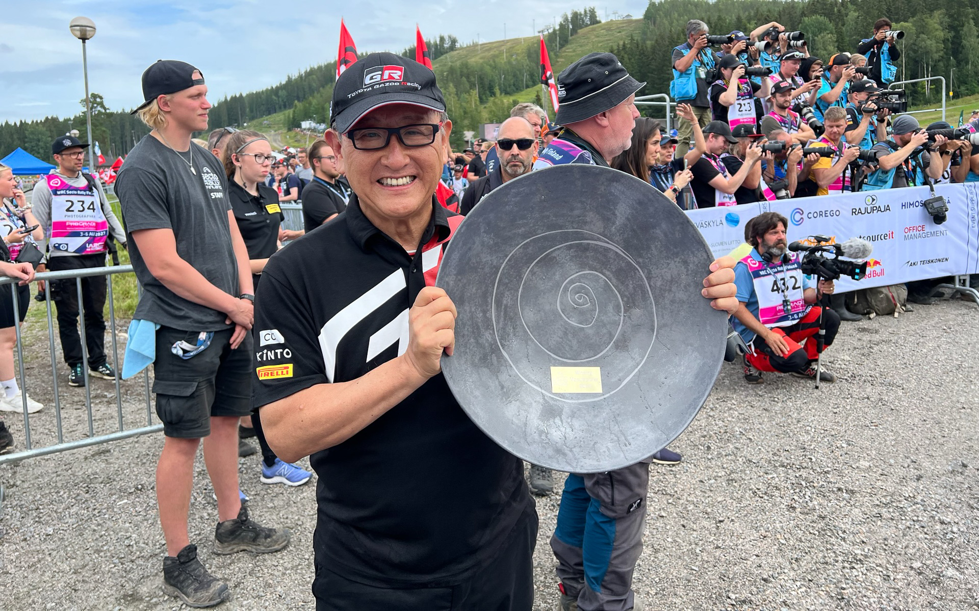 海外を駆け回っていたはずのモリゾウ選手が、SUPER GT鈴鹿に訪れていた。写真は8月6日、WRCフィンランドラリー優勝時のもの