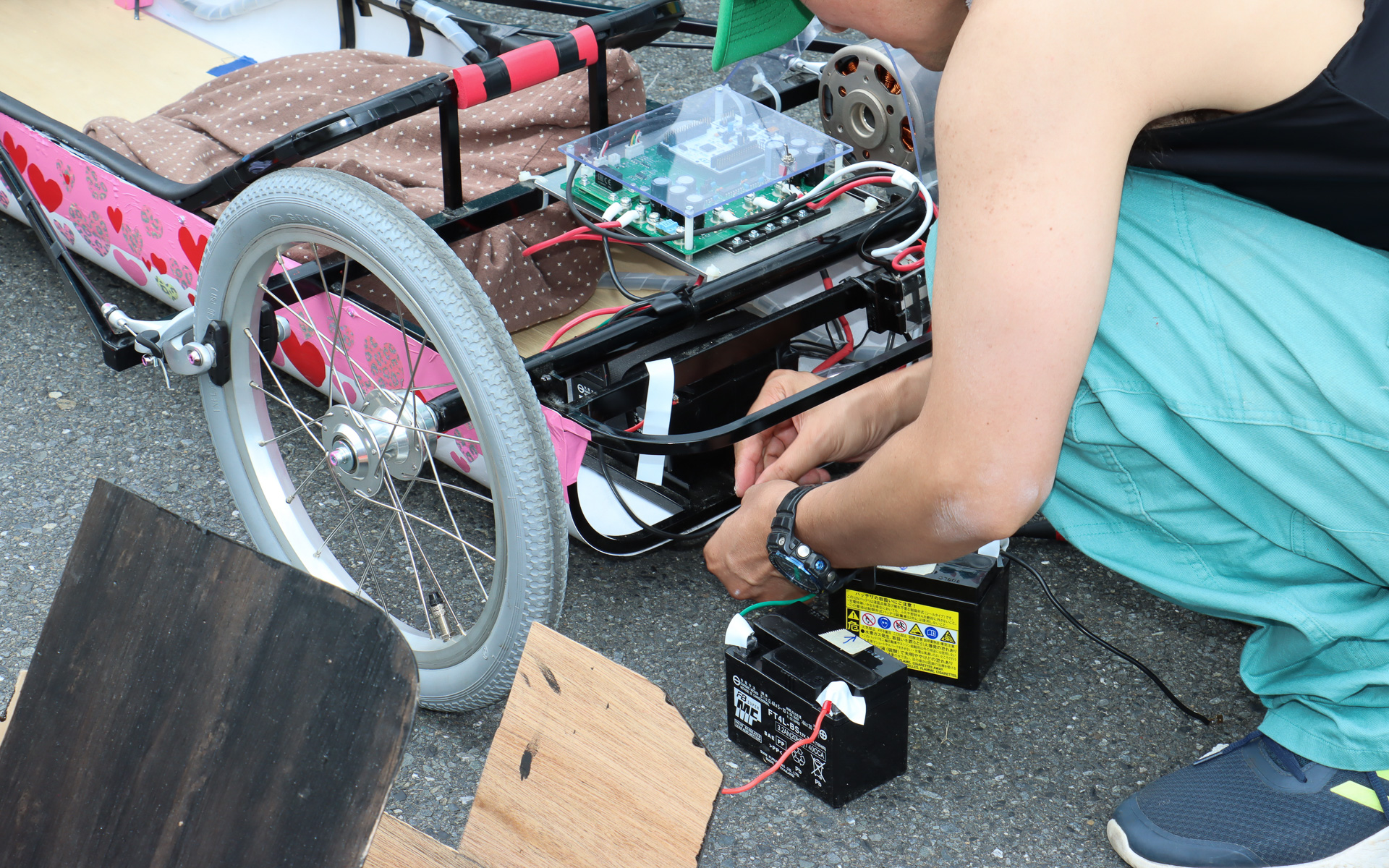 各チームで実行委員会から支給される市販品のバッテリ2個を使用。人を乗せて走るBEVの動力源としてはかなりコンパクトな印象だ