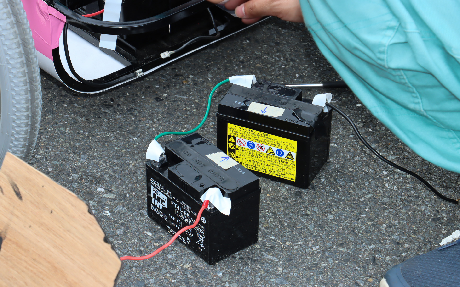 各チームで実行委員会から支給される市販品のバッテリ2個を使用。人を乗せて走るBEVの動力源としてはかなりコンパクトな印象だ