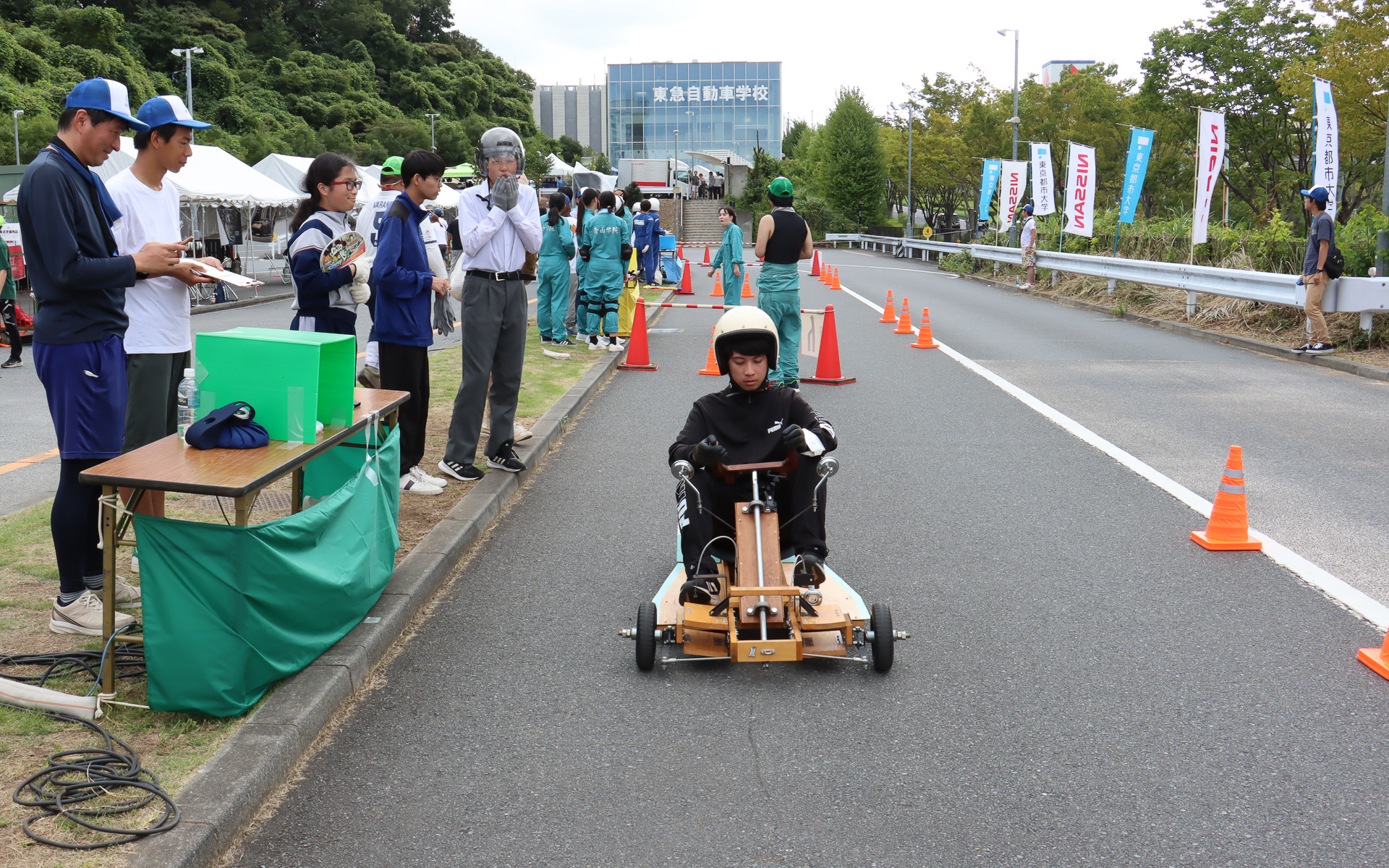 ドライバー交代の前にバトン代わりの非接触型ICカードをテーブル上に設置されたカードリーダーに読み込ませ