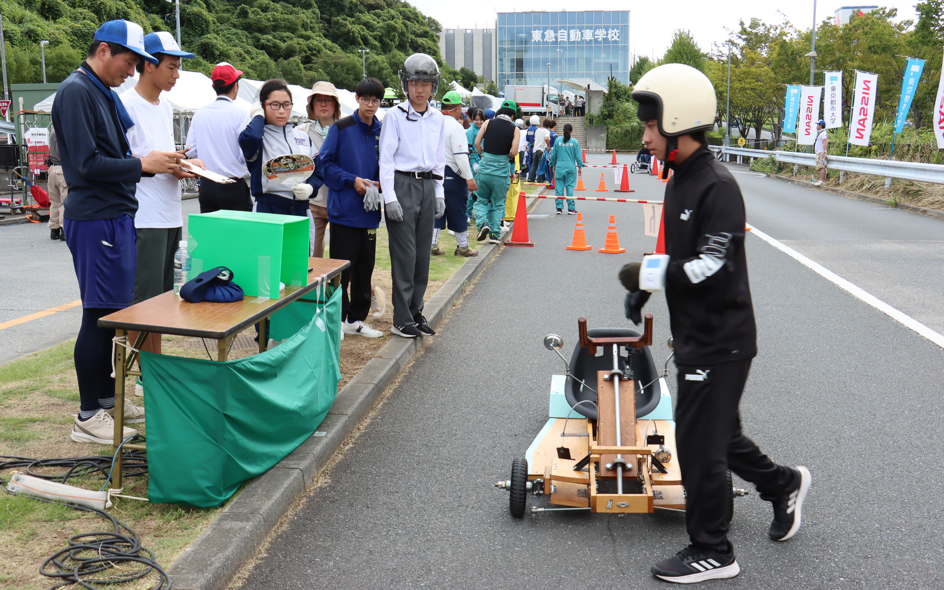 ドライバー交代の前にバトン代わりの非接触型ICカードをテーブル上に設置されたカードリーダーに読み込ませ