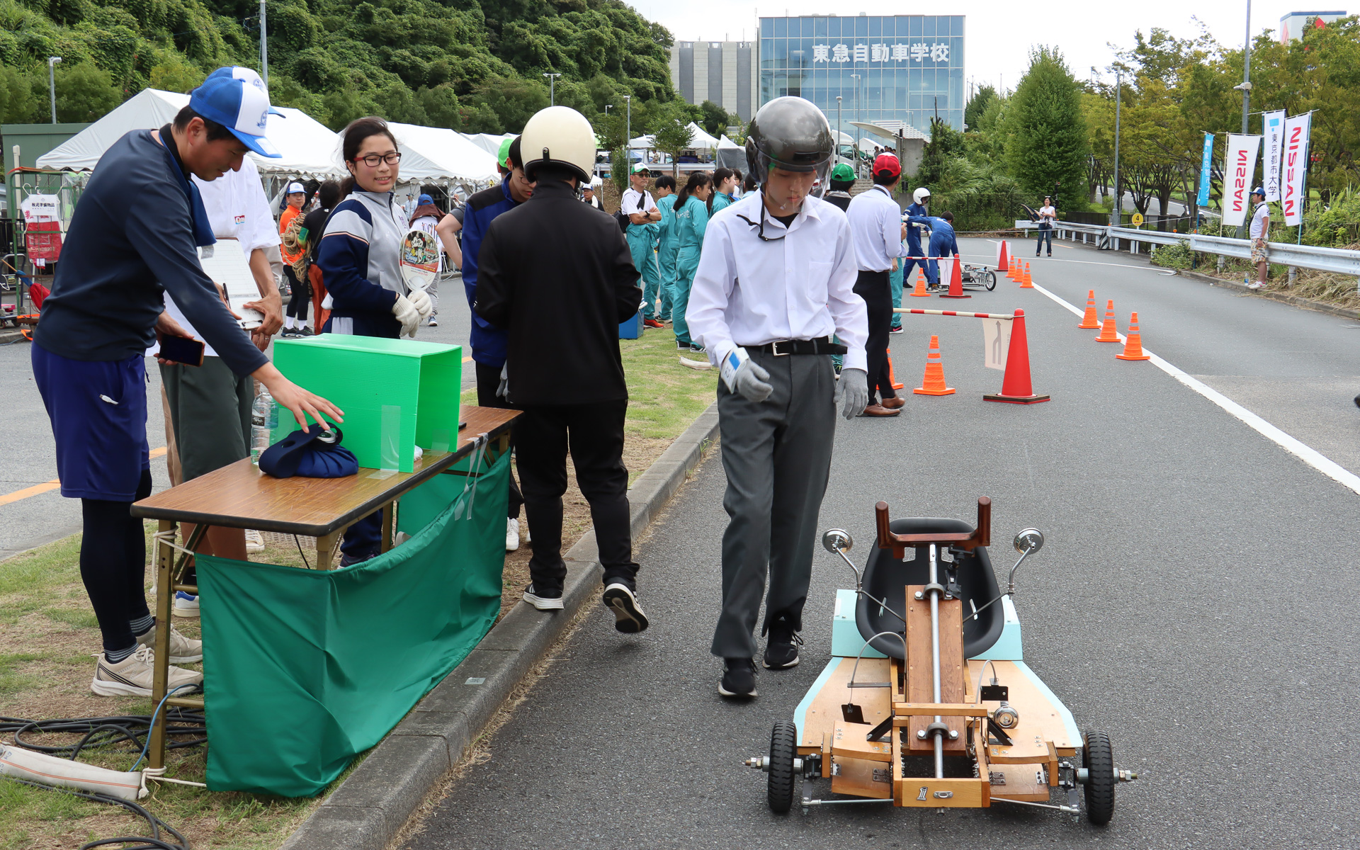 次のドライバーがICカードの入った腕章を受け取り、コースインしていく