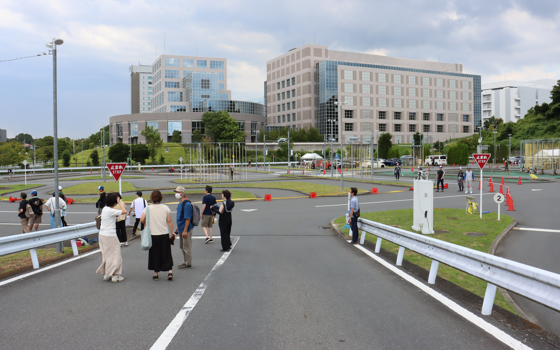 東急自動車学校の「4輪教習コース」を10周して競技を実施。コースの一角にはパイロンを使って鋭角なコーナーやスラロームを設け、ハンドリング性能も試される。ホームストレートには4か所のチェックポイントを設置