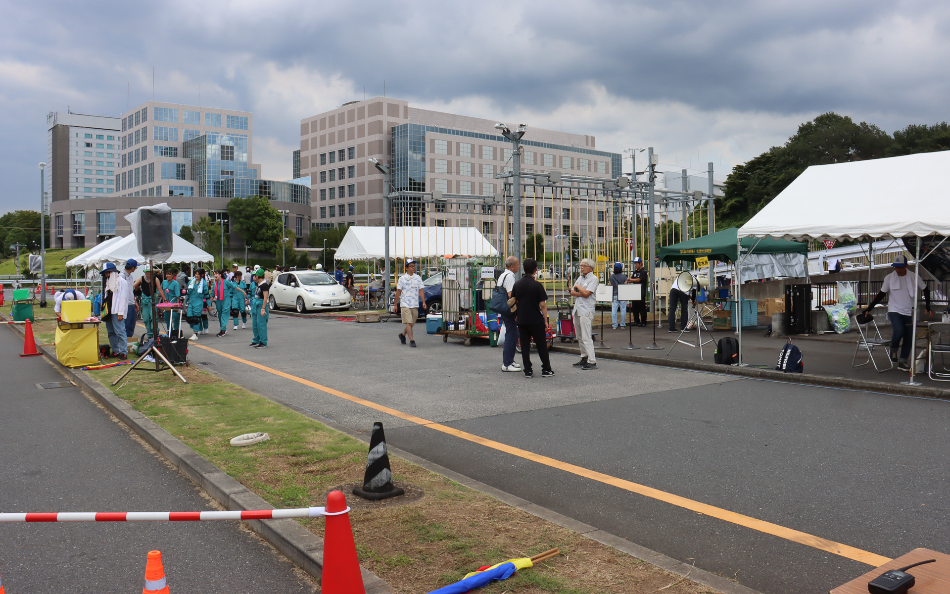 東急自動車学校の「4輪教習コース」を10周して競技を実施。コースの一角にはパイロンを使って鋭角なコーナーやスラロームを設け、ハンドリング性能も試される。ホームストレートには4か所のチェックポイントを設置